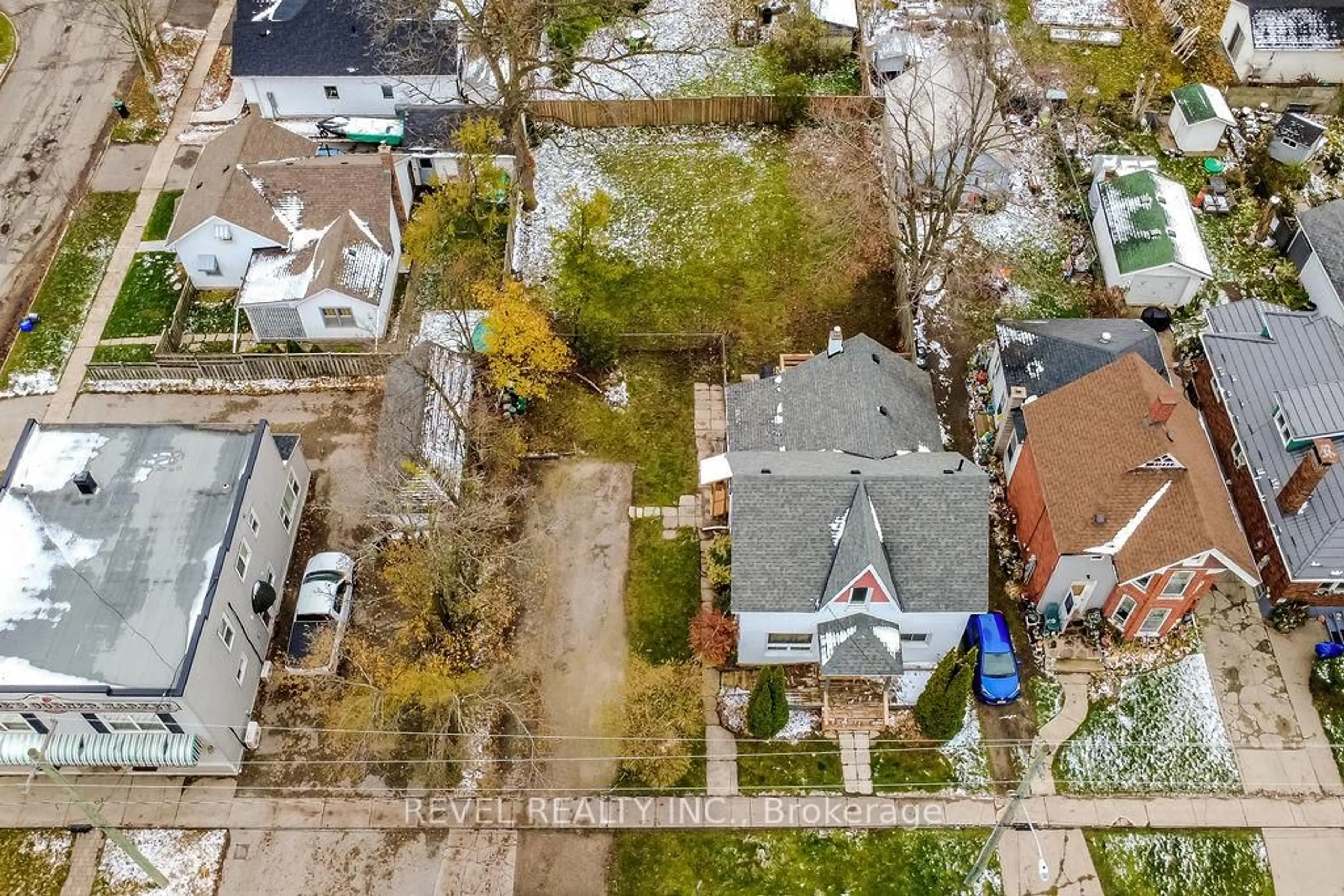 A pic from outside/outdoor area/front of a property/back of a property/a pic from drone, street for 44 Parkside Dr, Barrie Ontario L4N 1W9