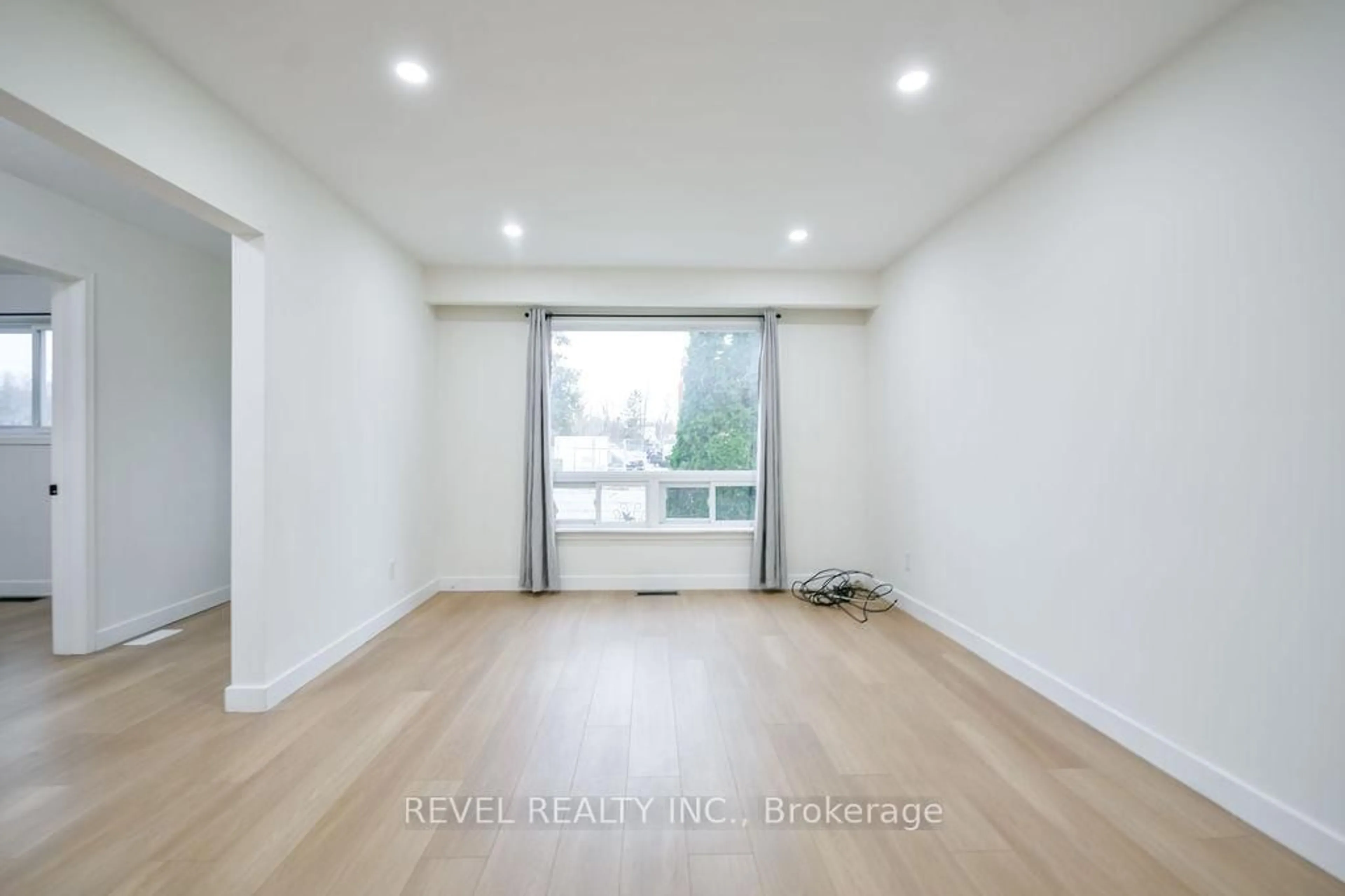 A pic of a room for 44 Parkside Dr, Barrie Ontario L4N 1W9