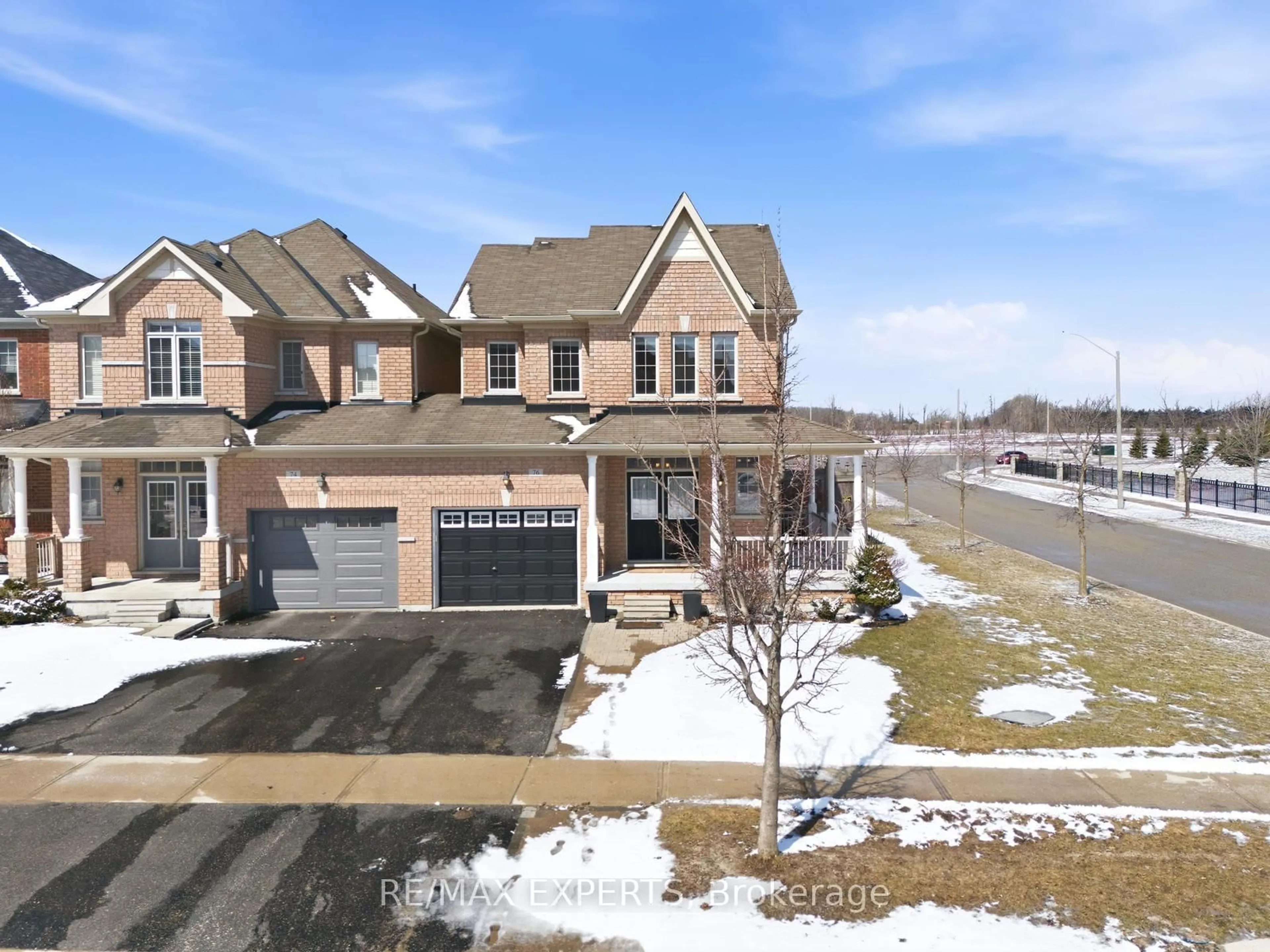 A pic from outside/outdoor area/front of a property/back of a property/a pic from drone, street for 76 Forsyth Cres, Barrie Ontario L4N 6R1