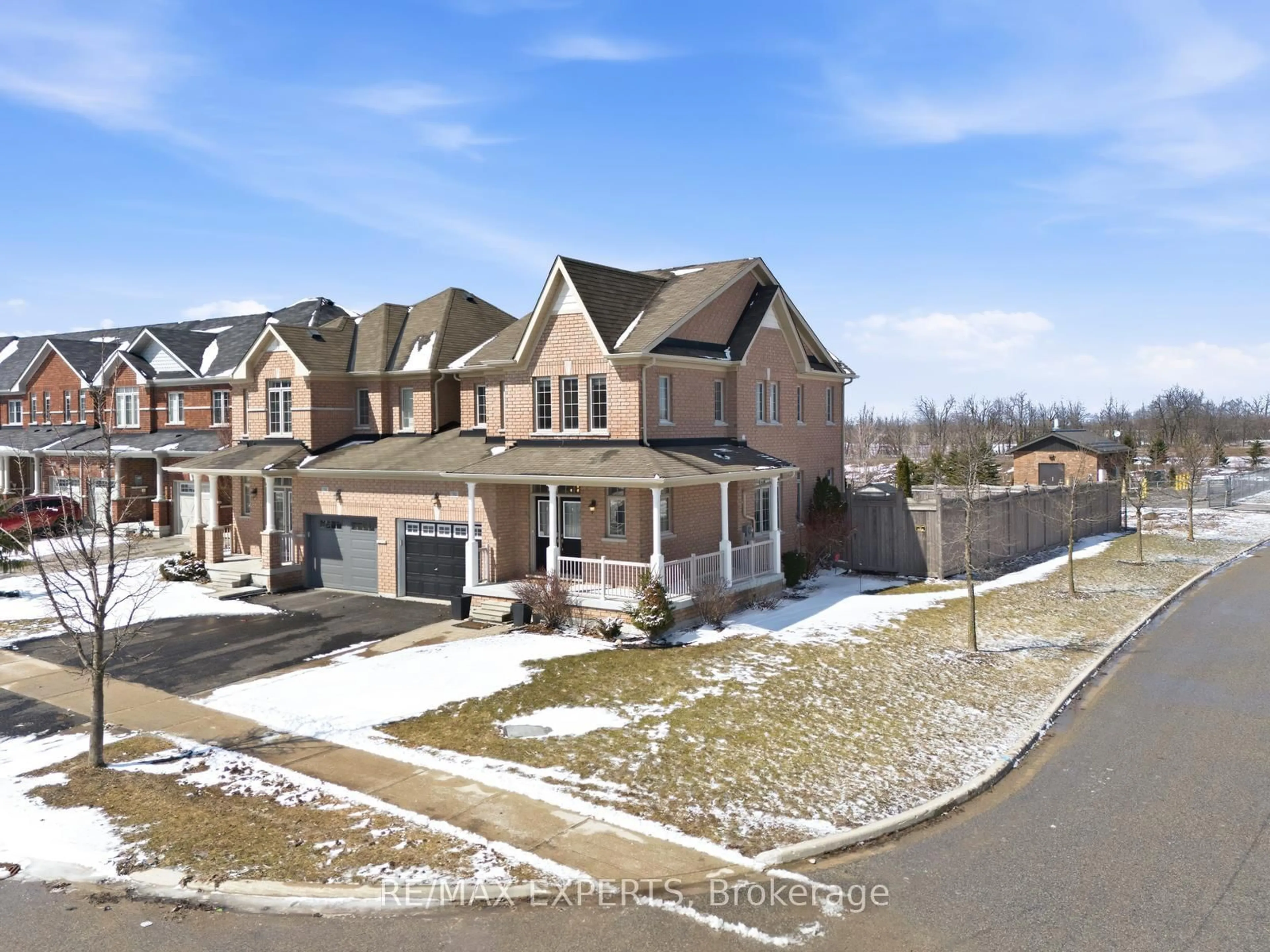 A pic from outside/outdoor area/front of a property/back of a property/a pic from drone, street for 76 Forsyth Cres, Barrie Ontario L4N 6R1