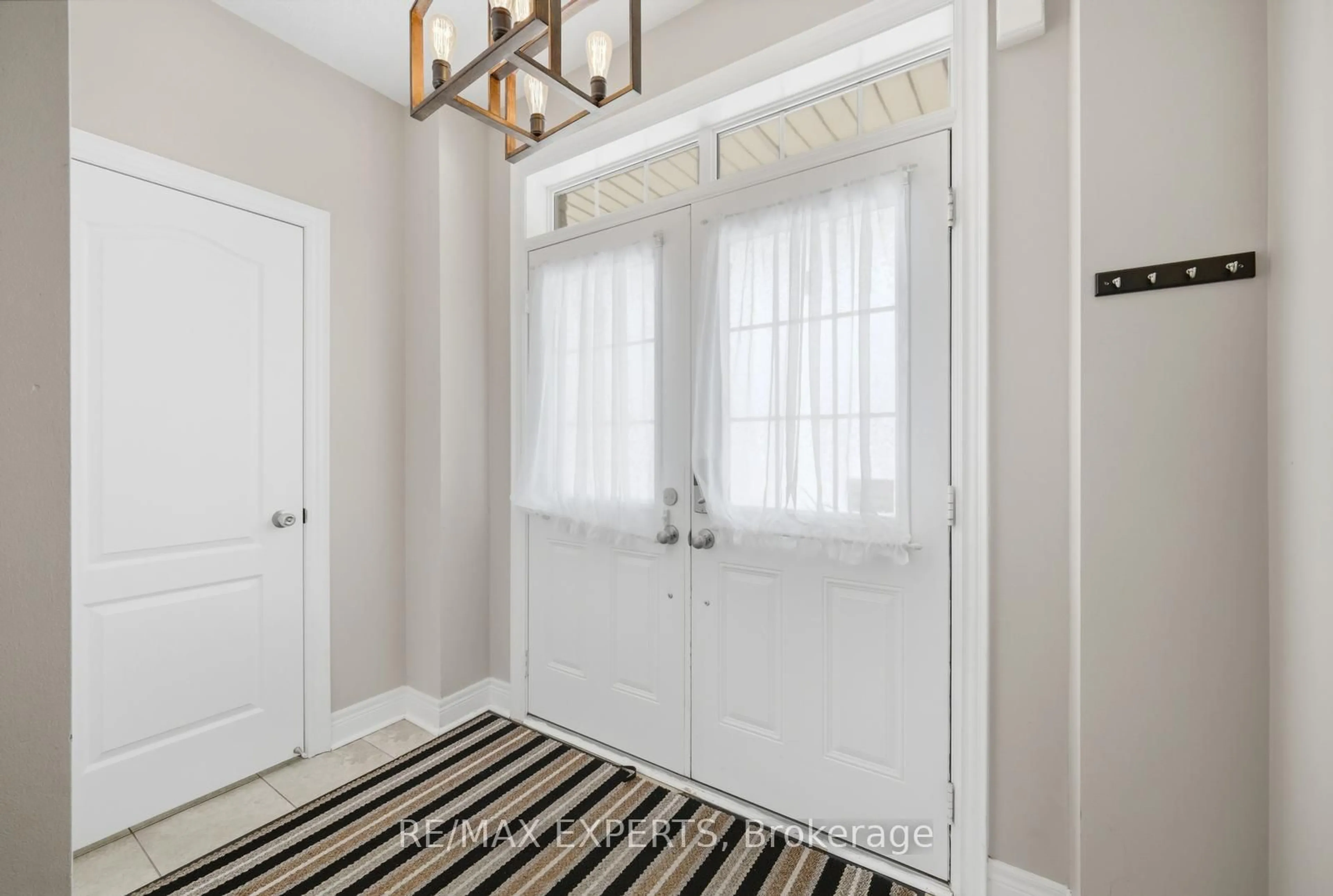 Indoor entryway for 76 Forsyth Cres, Barrie Ontario L4N 6R1