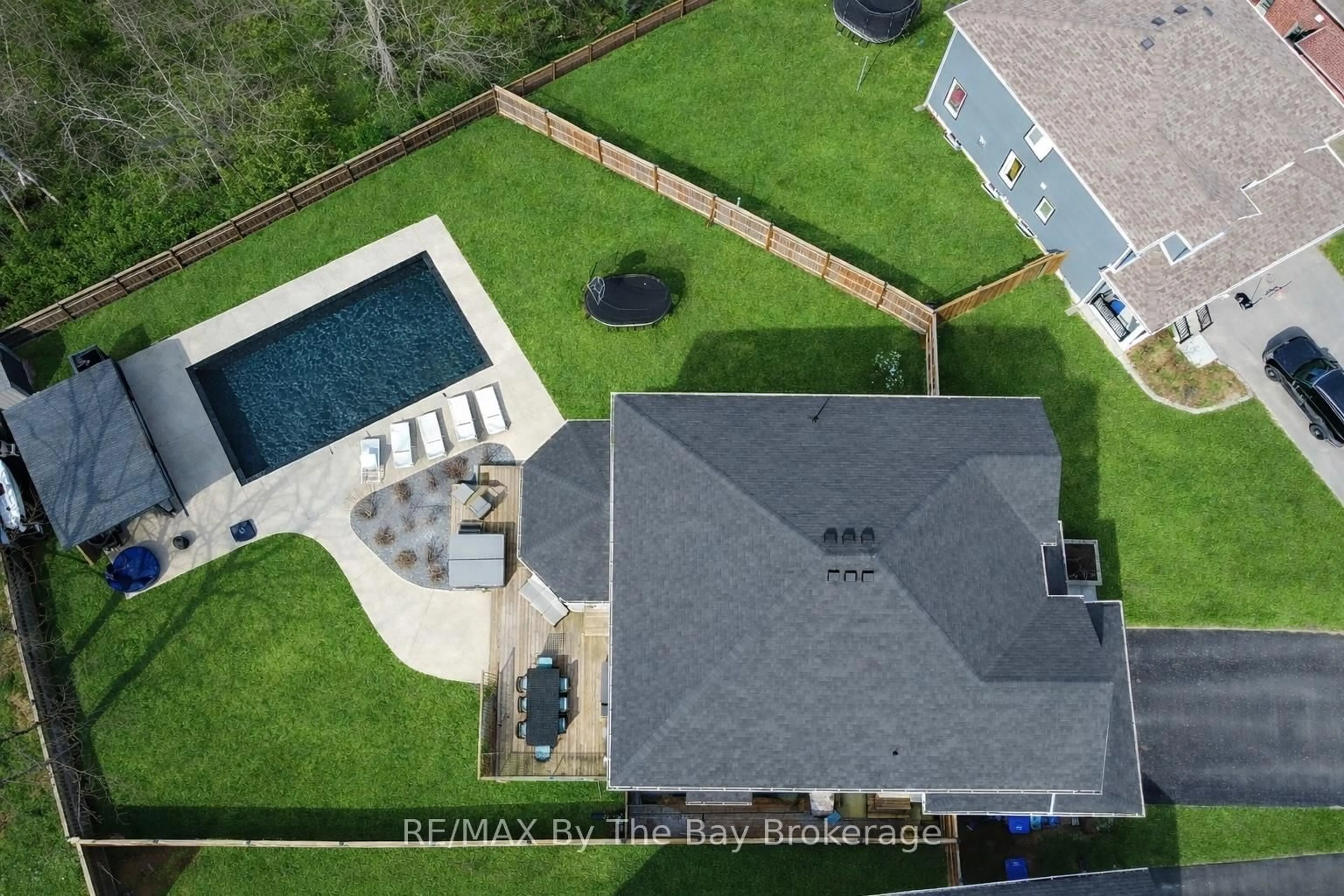 A pic from outside/outdoor area/front of a property/back of a property/a pic from drone, unknown for 39 Gilpin Cres, Collingwood Ontario L9Y 0Z1