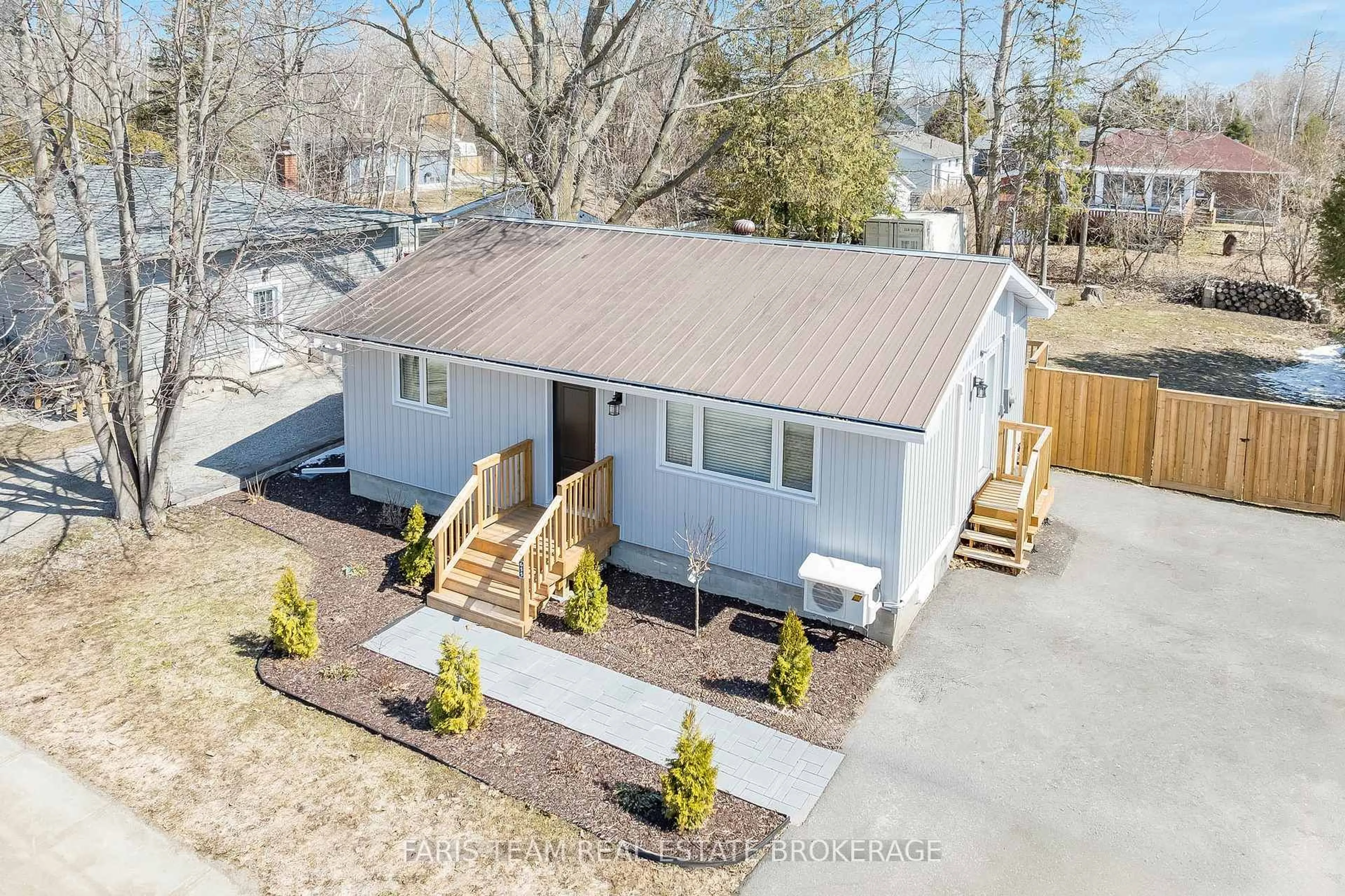 A pic from outside/outdoor area/front of a property/back of a property/a pic from drone, street for 655 Fourth Ave, Tay Ontario L0K 1R0