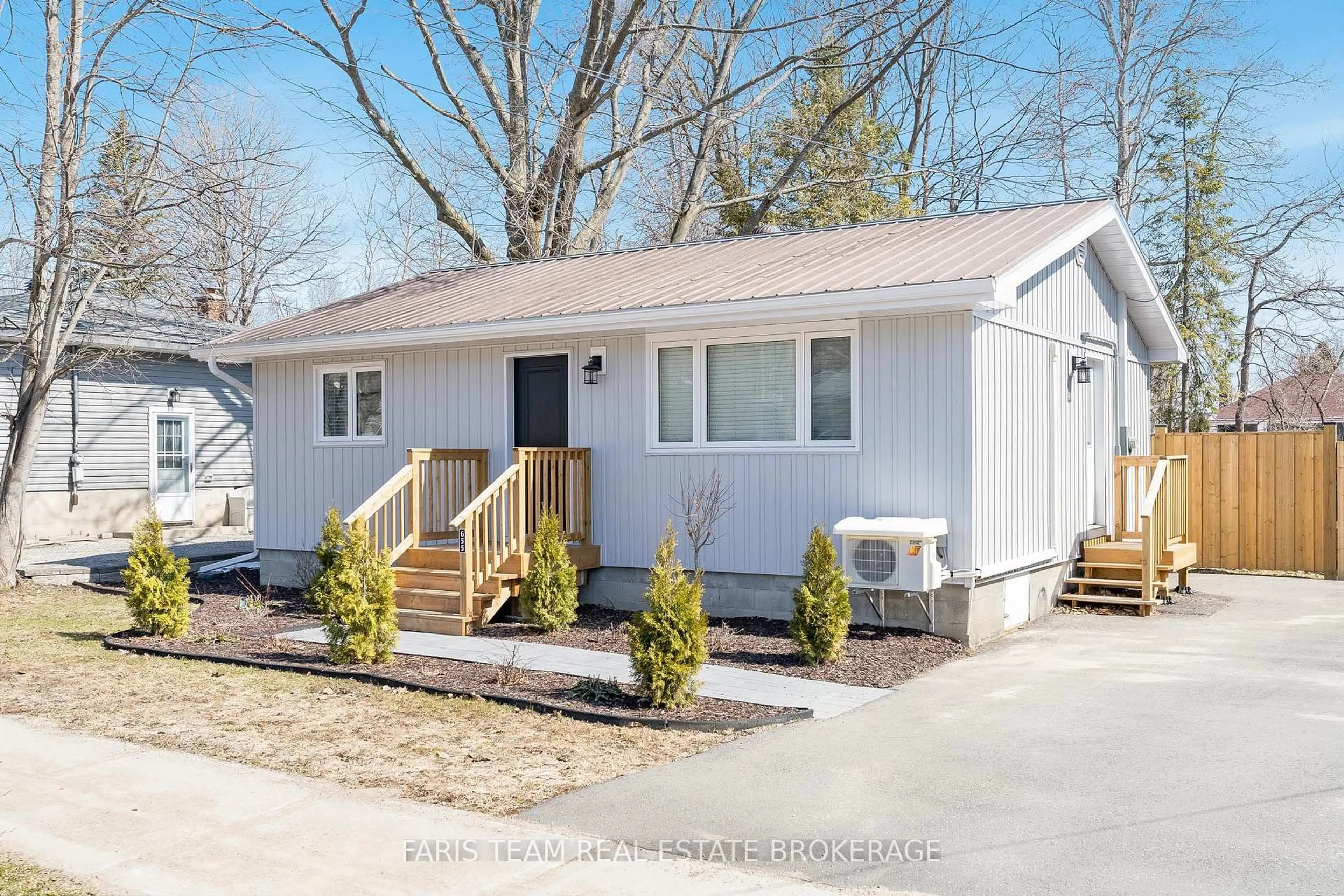 Home with vinyl exterior material, street for 655 Fourth Ave, Tay Ontario L0K 1R0