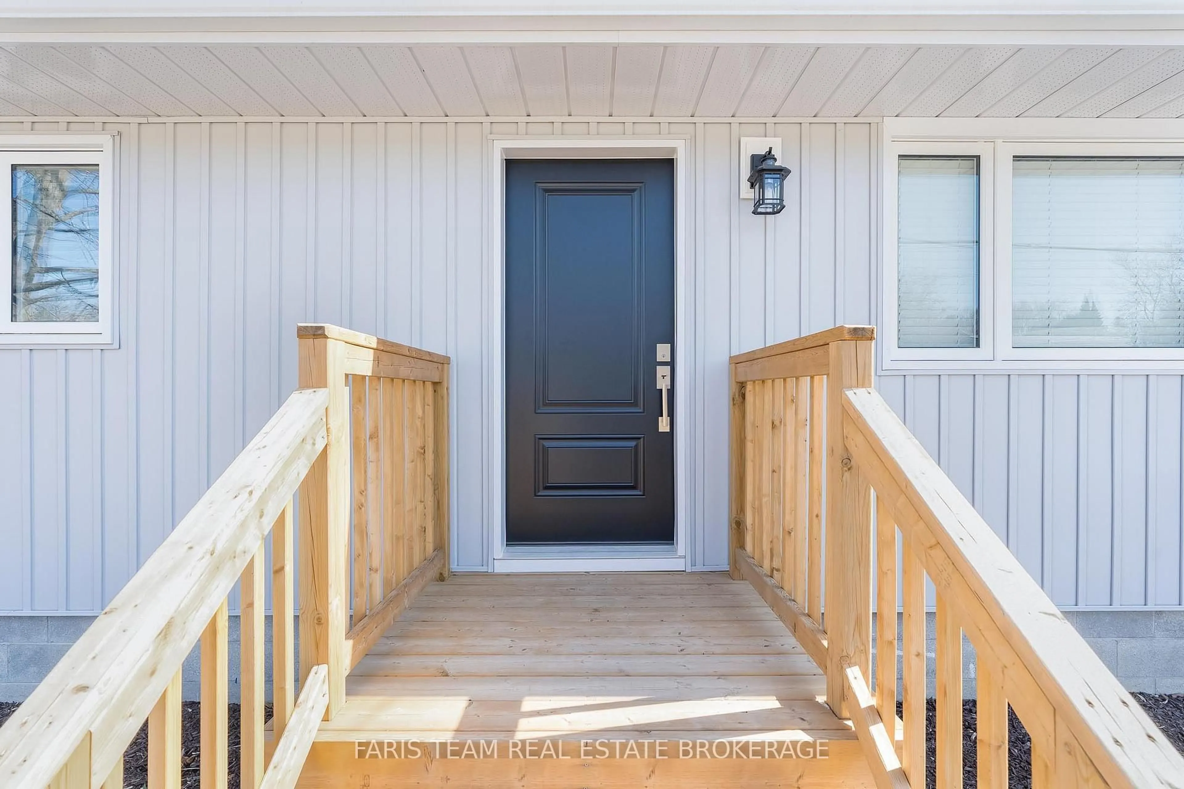 Indoor entryway for 655 Fourth Ave, Tay Ontario L0K 1R0