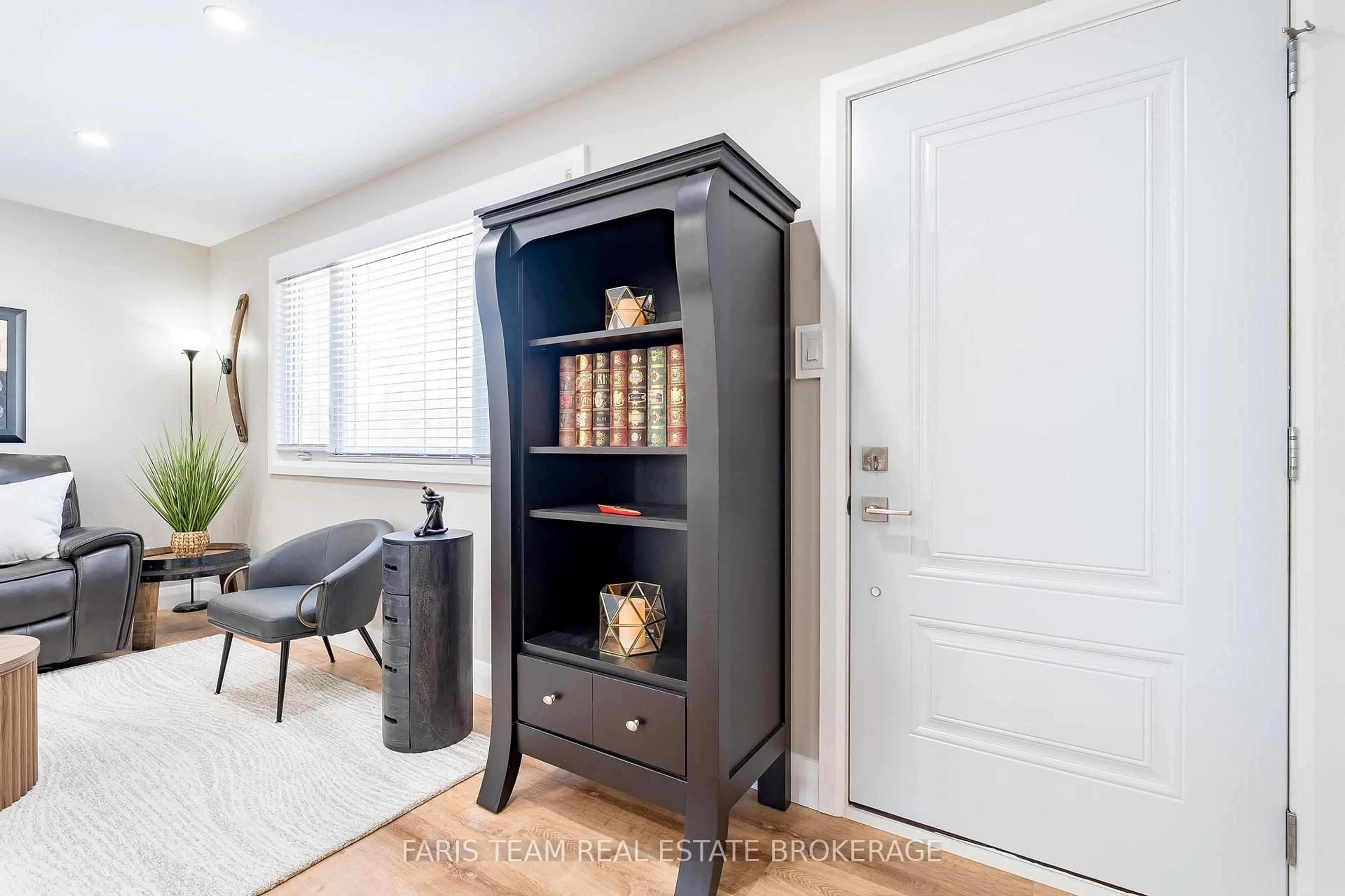 Indoor entryway for 655 Fourth Ave, Tay Ontario L0K 1R0