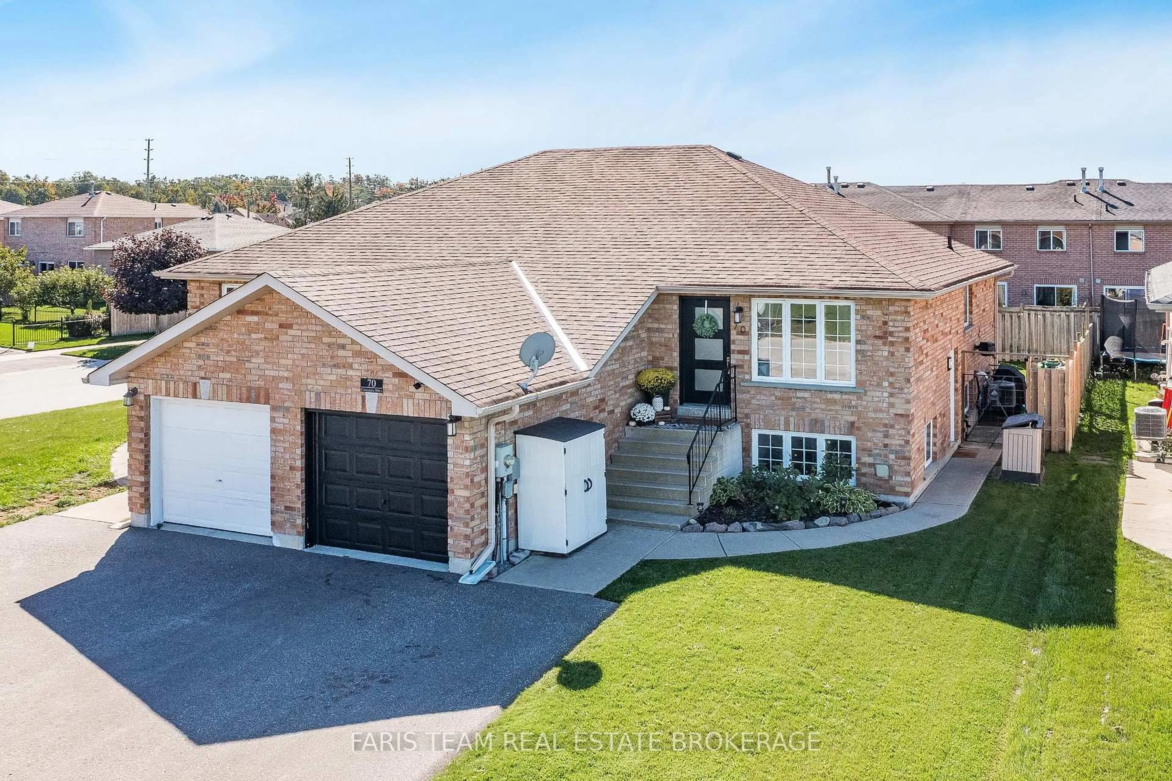A pic from outside/outdoor area/front of a property/back of a property/a pic from drone, street for 70 Cassandra Dr, Barrie Ontario L4M 6Y8