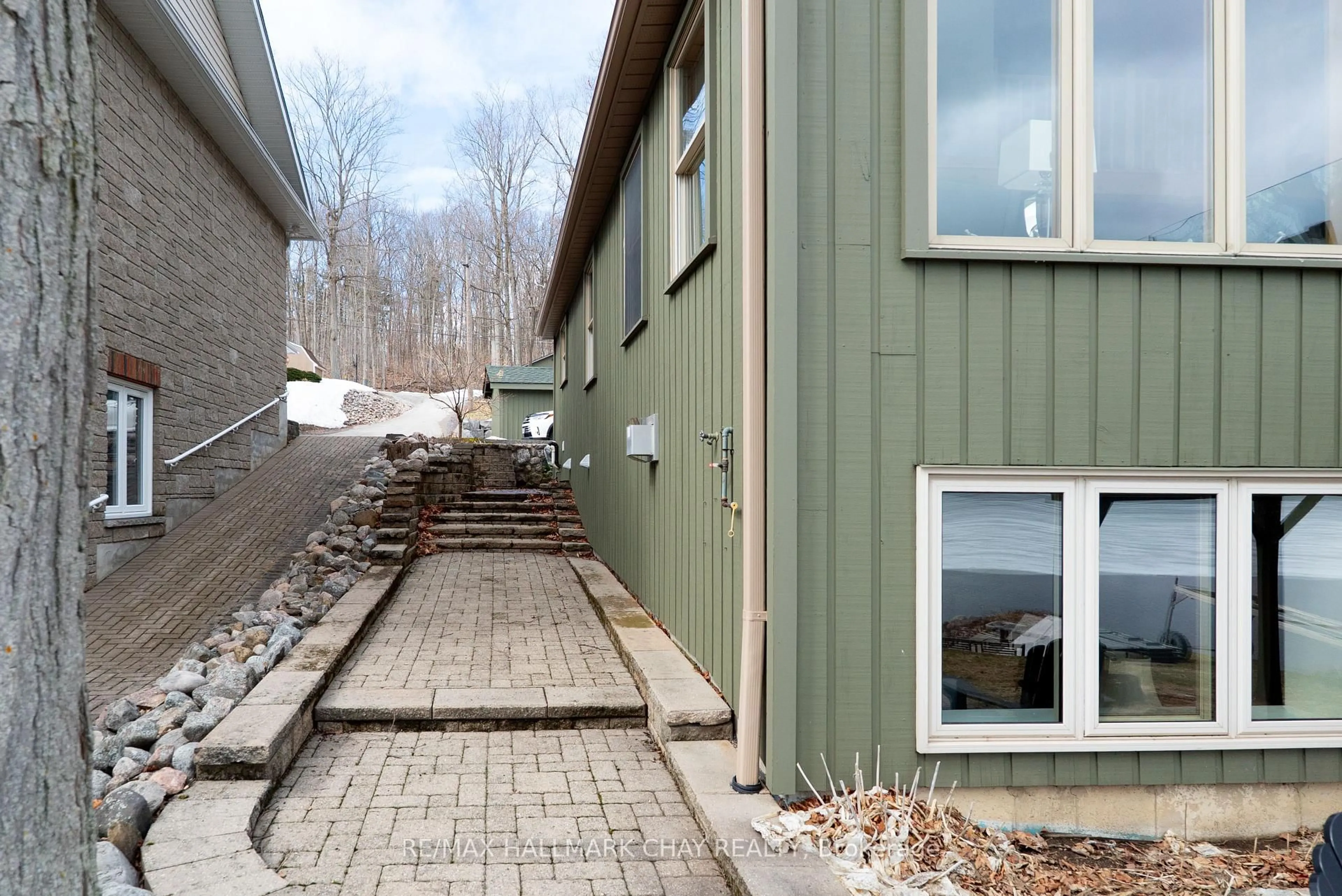 Patio, mountain view for 431 Mundys Bay Rd, Midland Ontario L4R 5H1