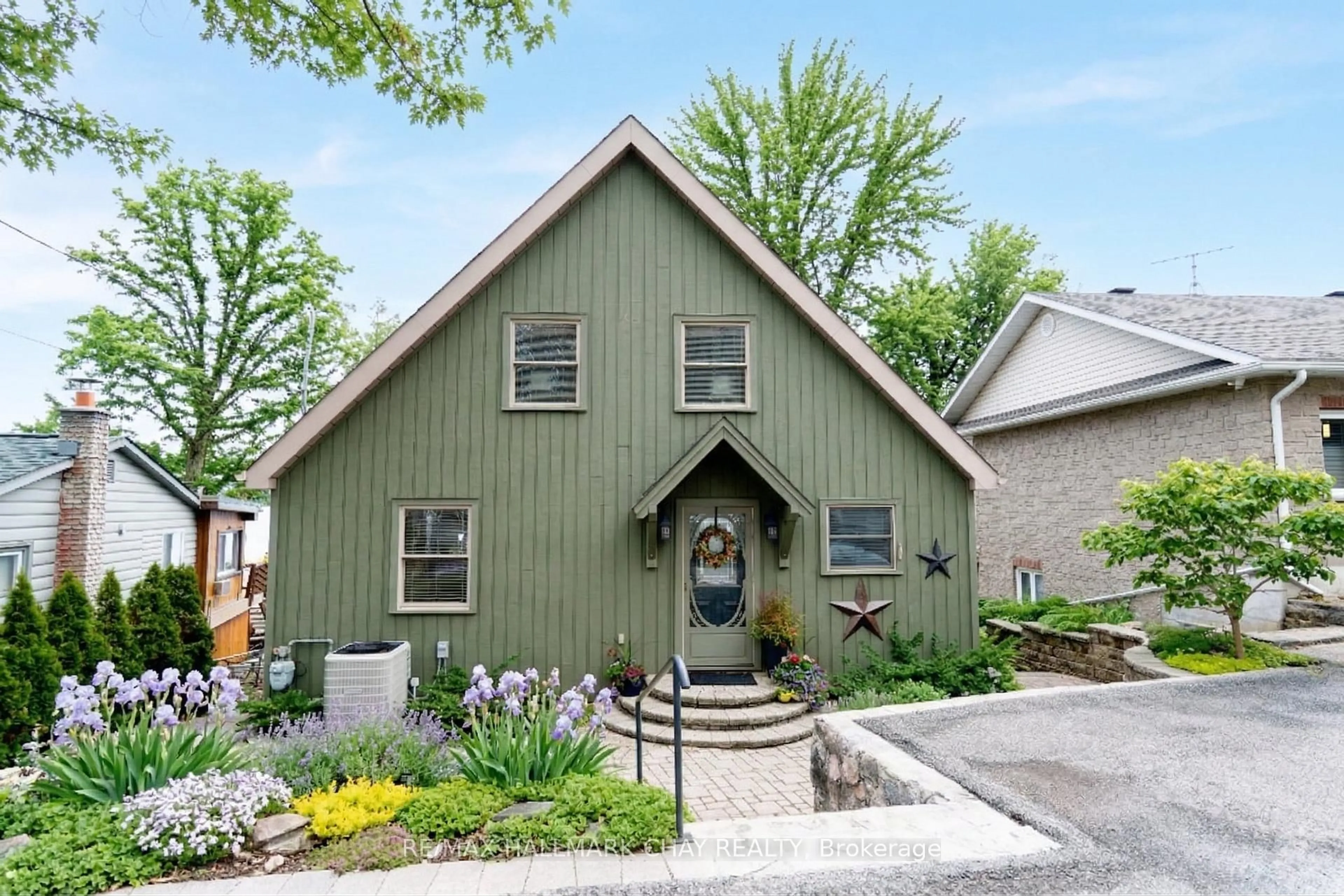 Home with vinyl exterior material, street for 431 Mundys Bay Rd, Midland Ontario L4R 5H1