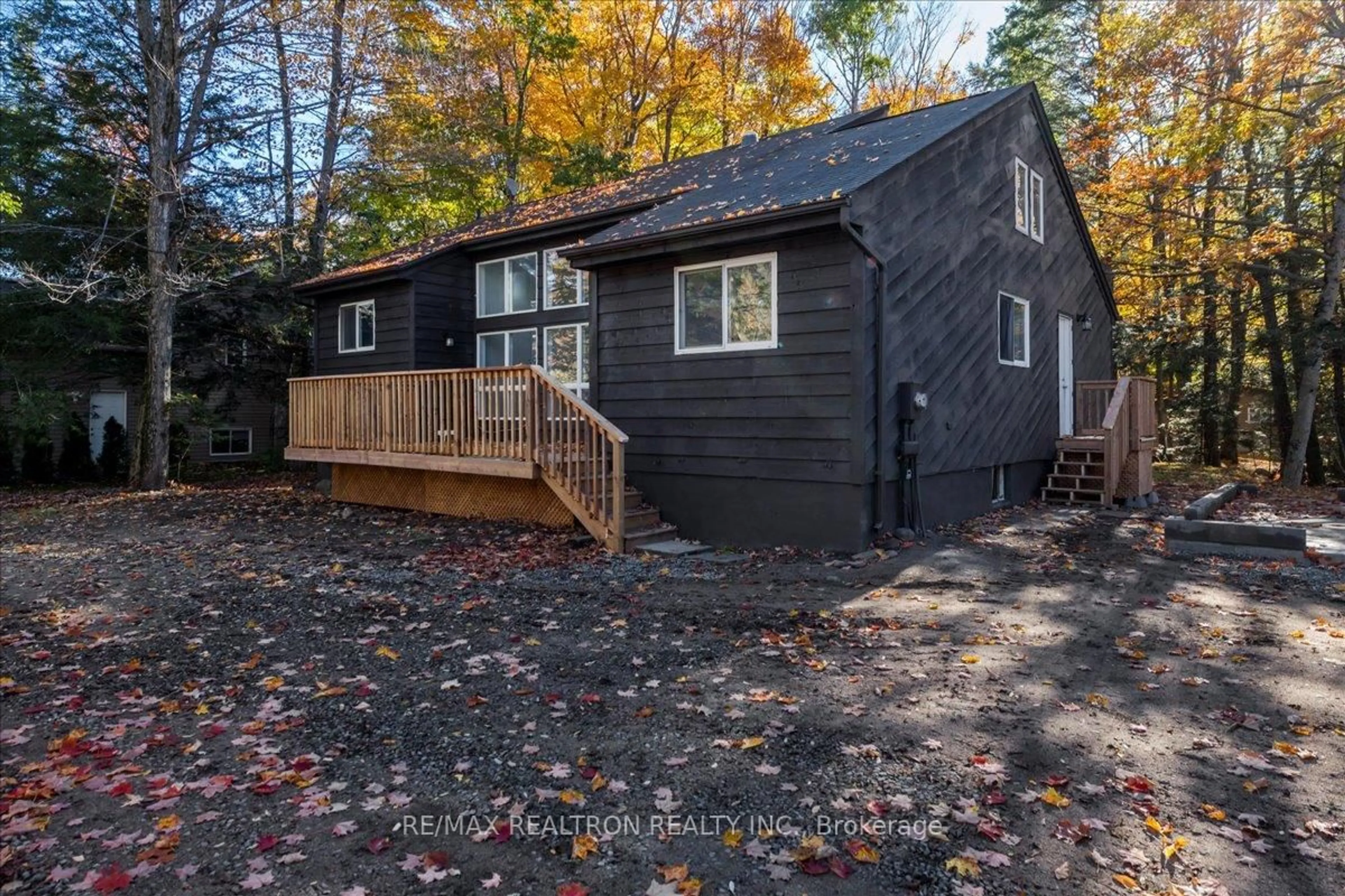 Home with vinyl exterior material, unknown for 901 17th Concession West Rd, Tiny Ontario L9M 0J2