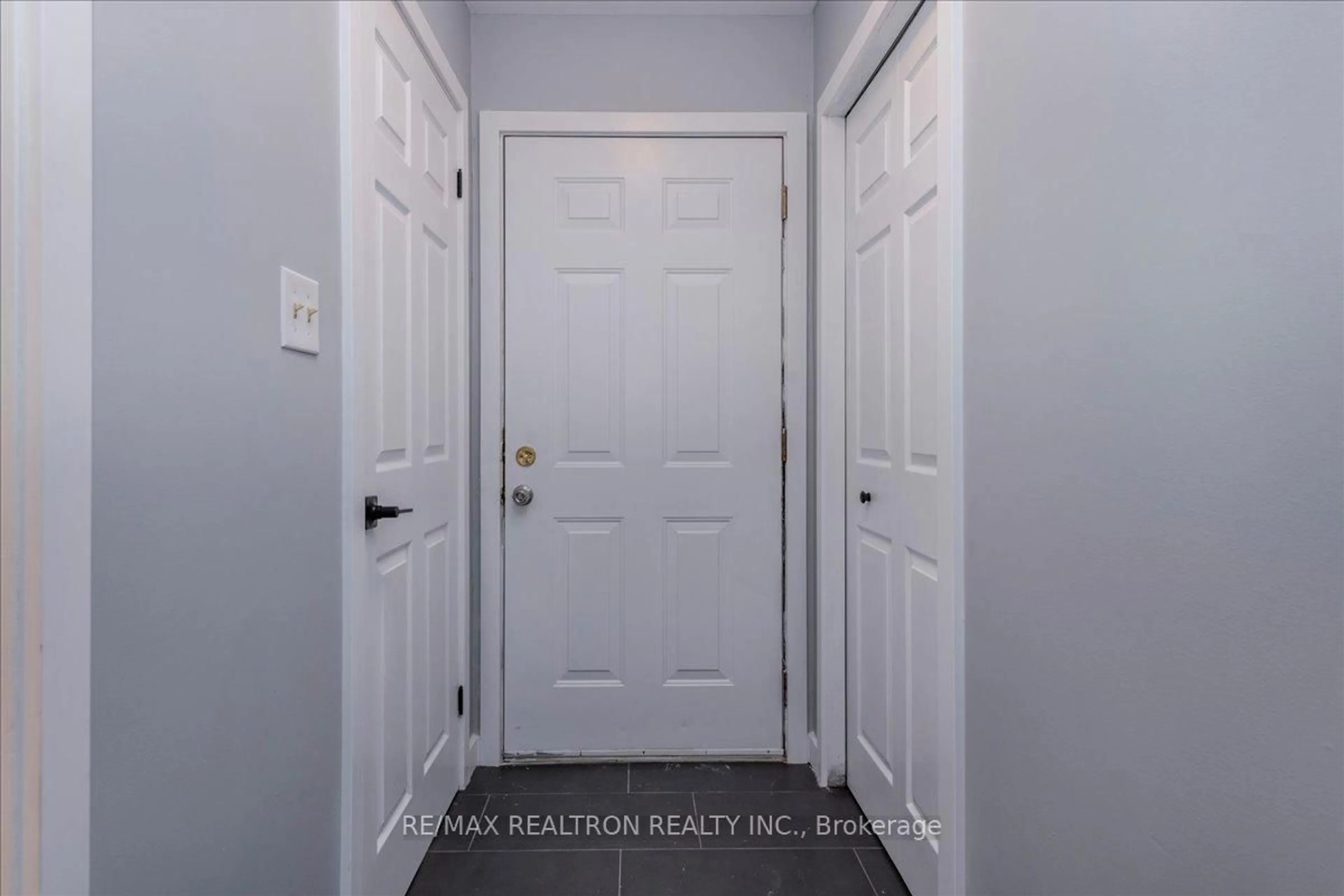 Indoor entryway for 901 17th Concession West Rd, Tiny Ontario L9M 0J2