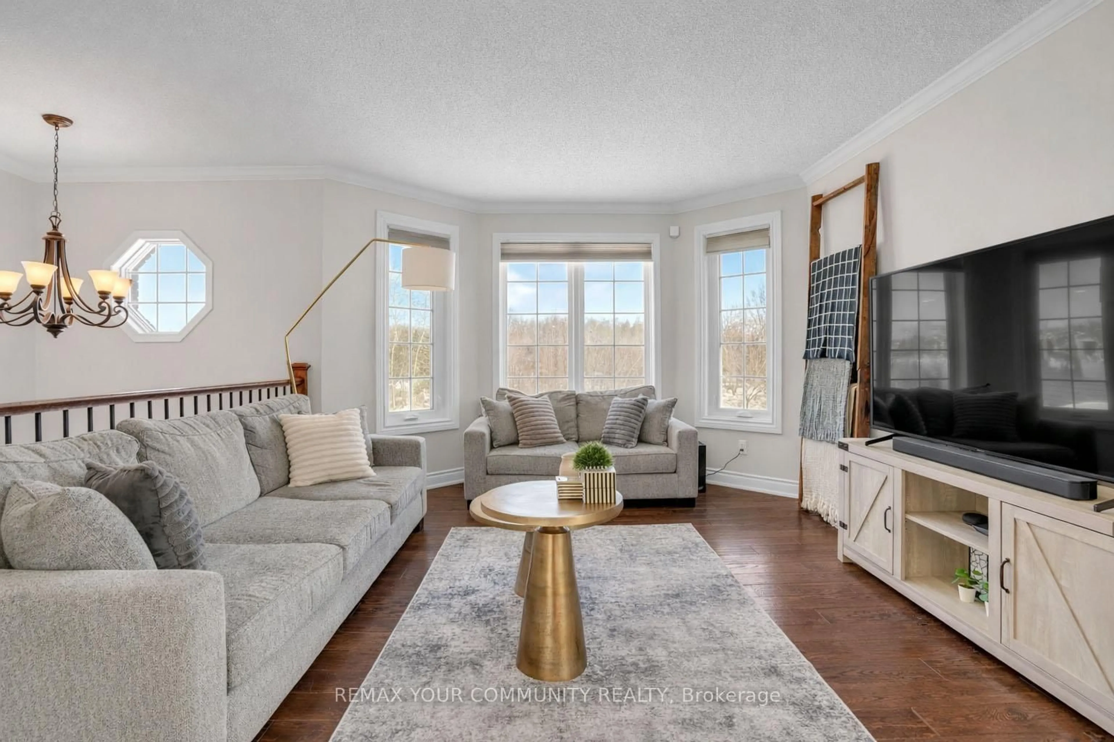 Living room with furniture, unknown for 92 SANDRINGHAM Dr, Barrie Ontario L4M 7J5