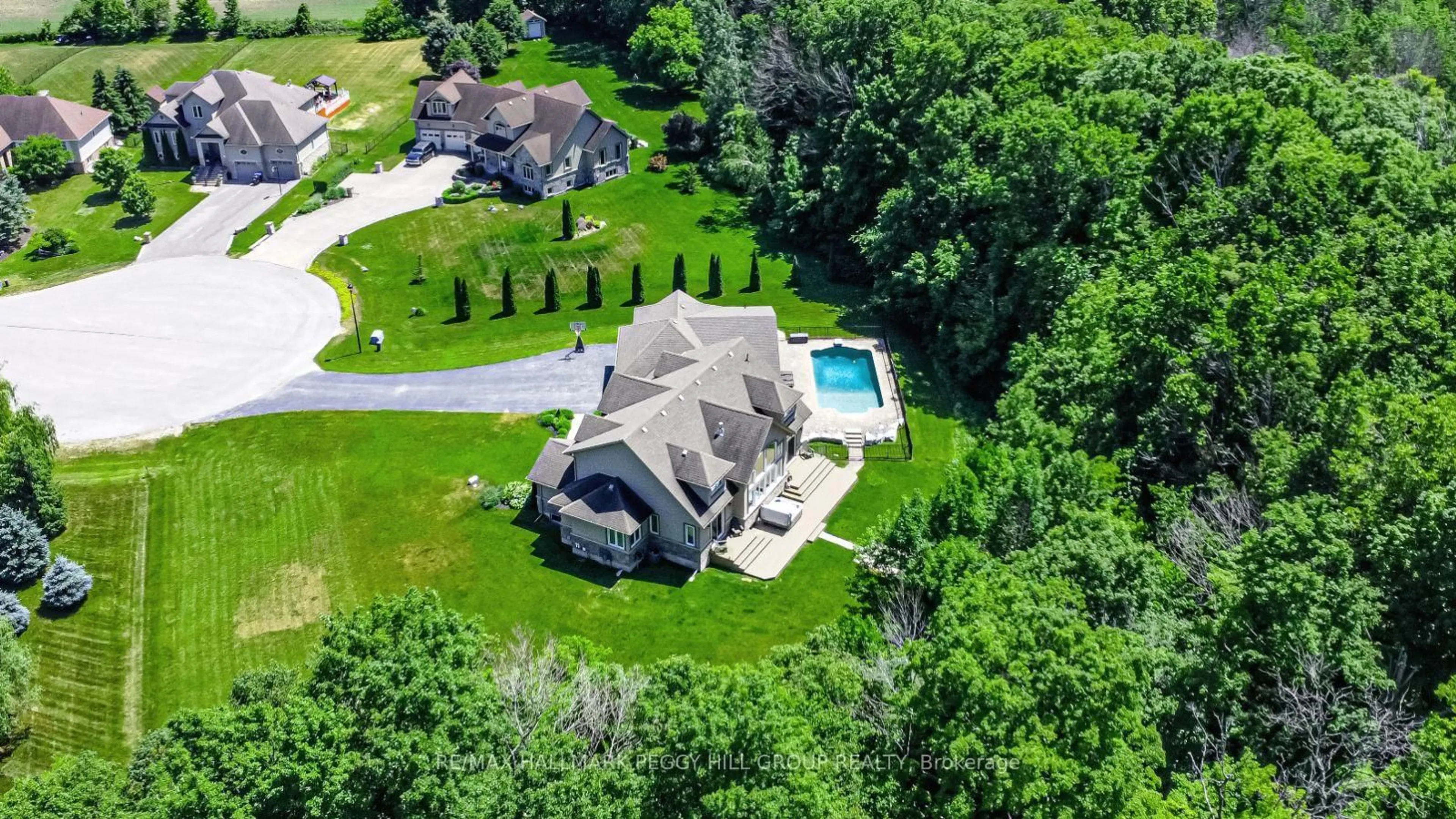 A pic from outside/outdoor area/front of a property/back of a property/a pic from drone, unknown for 2 Sumach Crt, Wasaga Beach Ontario L9Z 0A8
