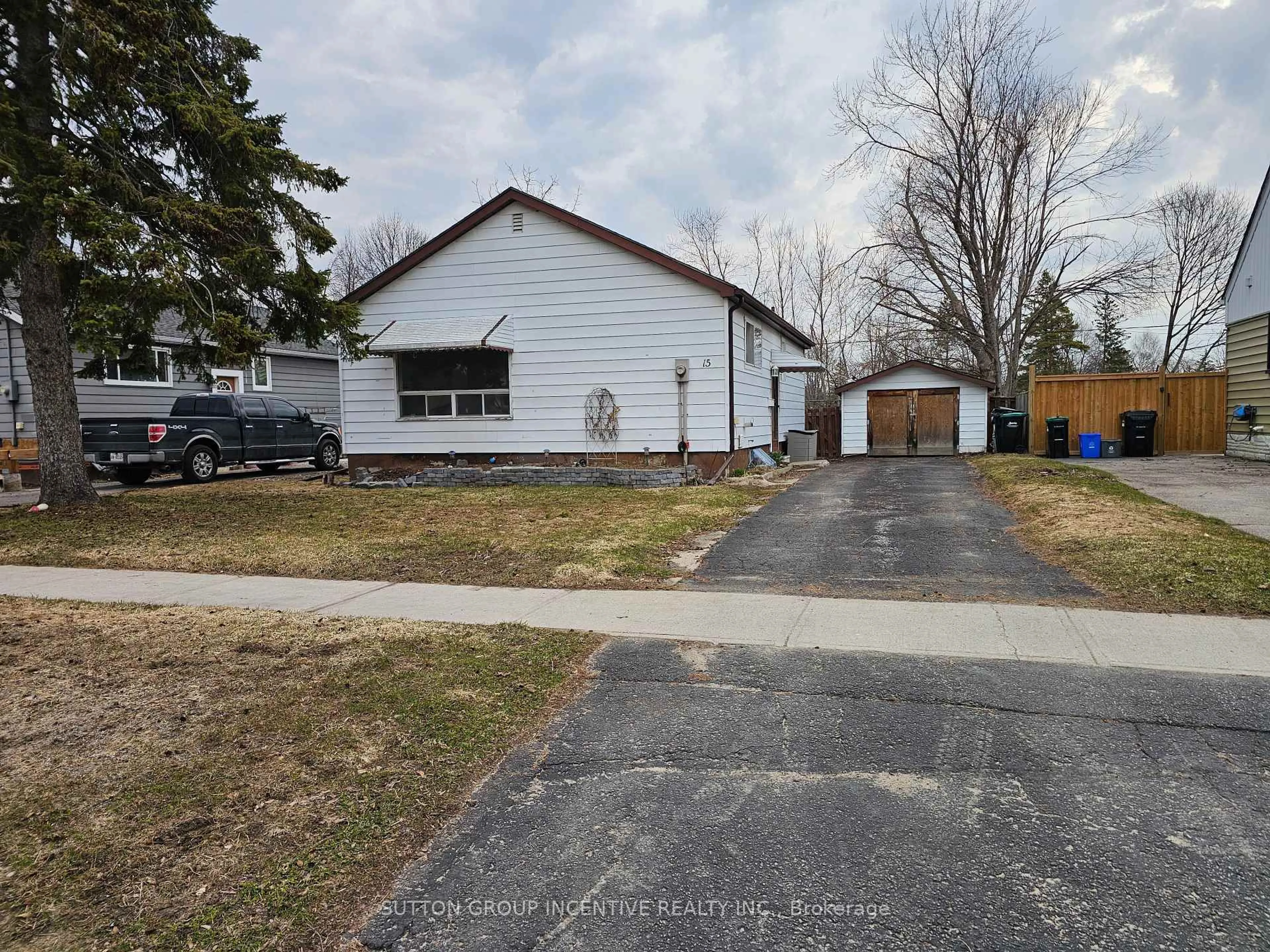 A pic from outside/outdoor area/front of a property/back of a property/a pic from drone, street for 15 Newton St, Barrie Ontario L4M 3N2