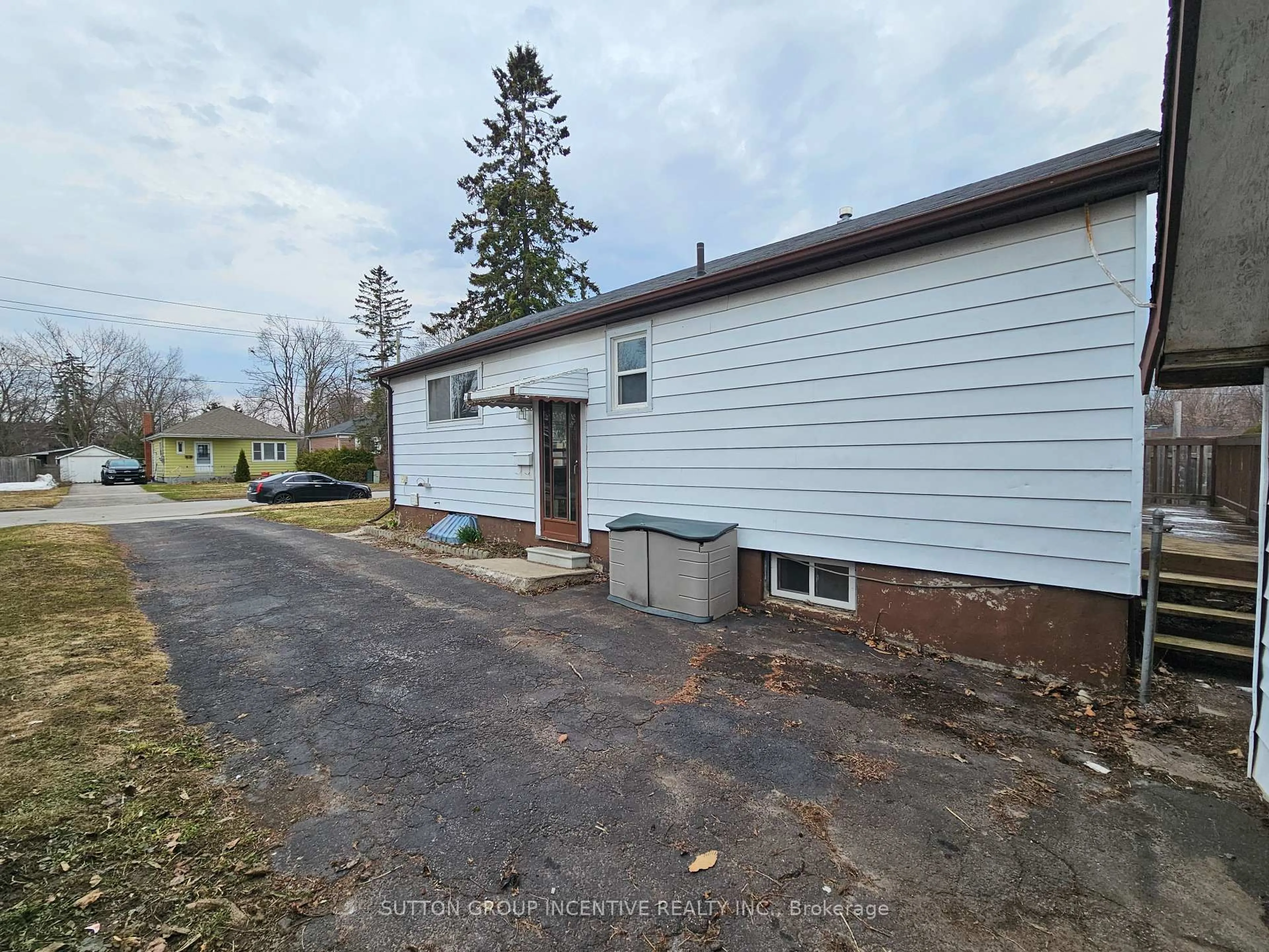 A pic from outside/outdoor area/front of a property/back of a property/a pic from drone, street for 15 Newton St, Barrie Ontario L4M 3N2