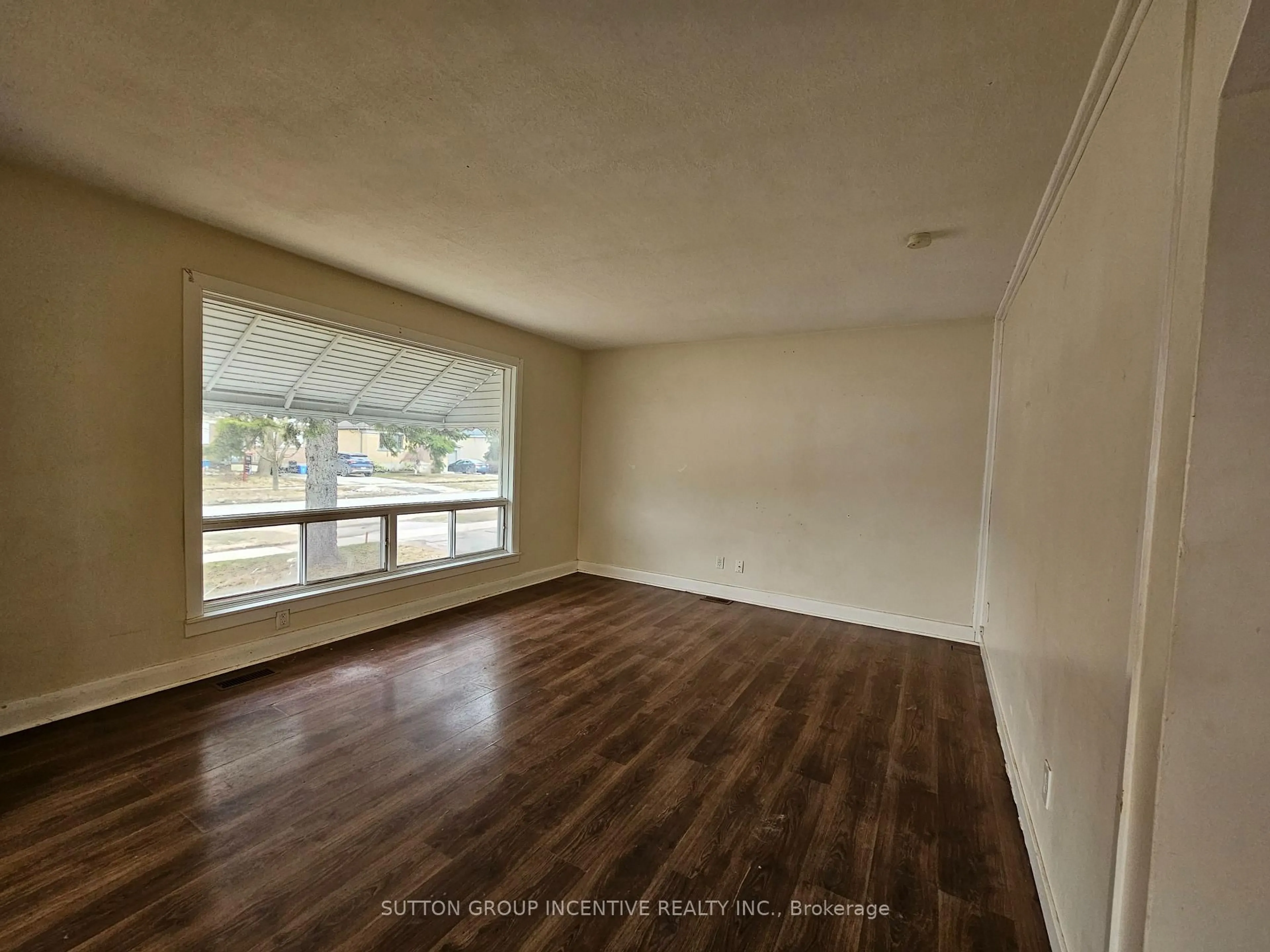 A pic of a room for 15 Newton St, Barrie Ontario L4M 3N2