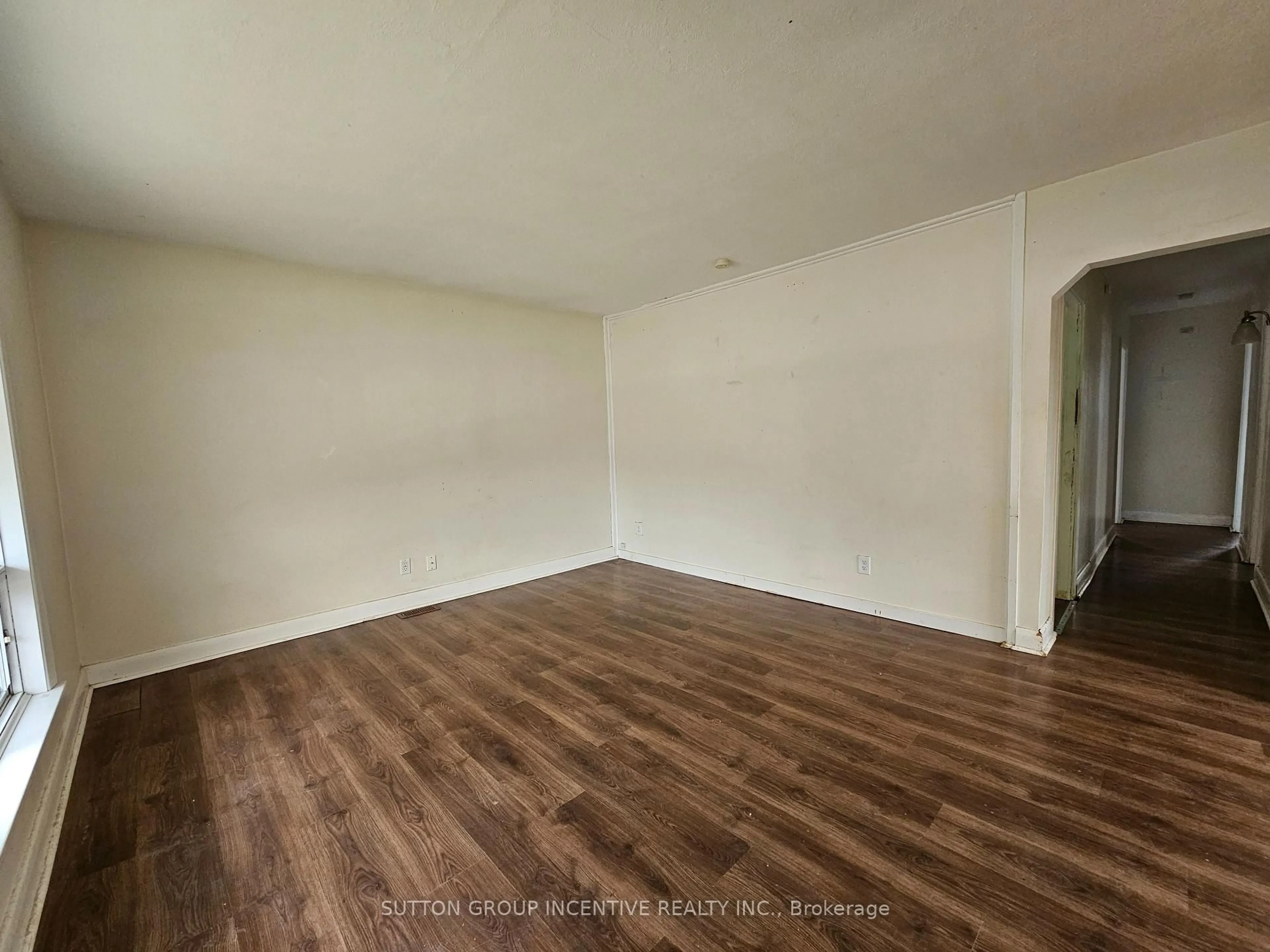 A pic of a room for 15 Newton St, Barrie Ontario L4M 3N2