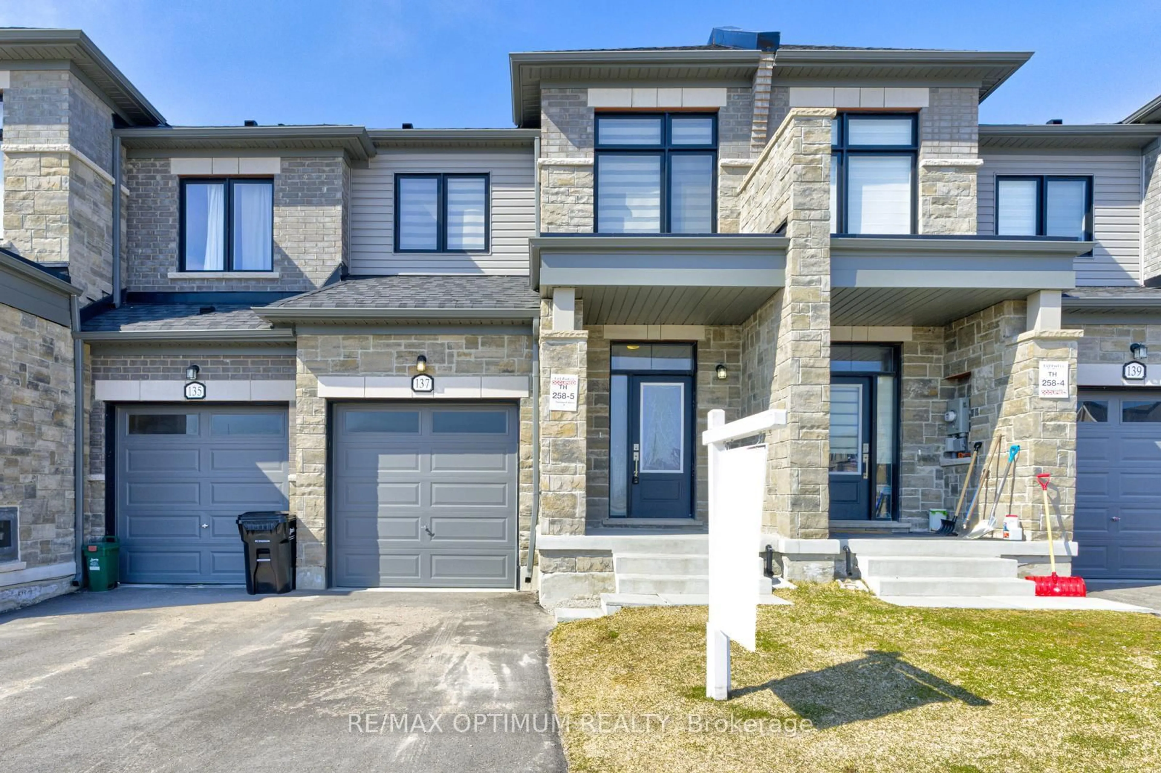 Home with brick exterior material, street for 137 Fenchurch Manr, Barrie Ontario L9J 0B7