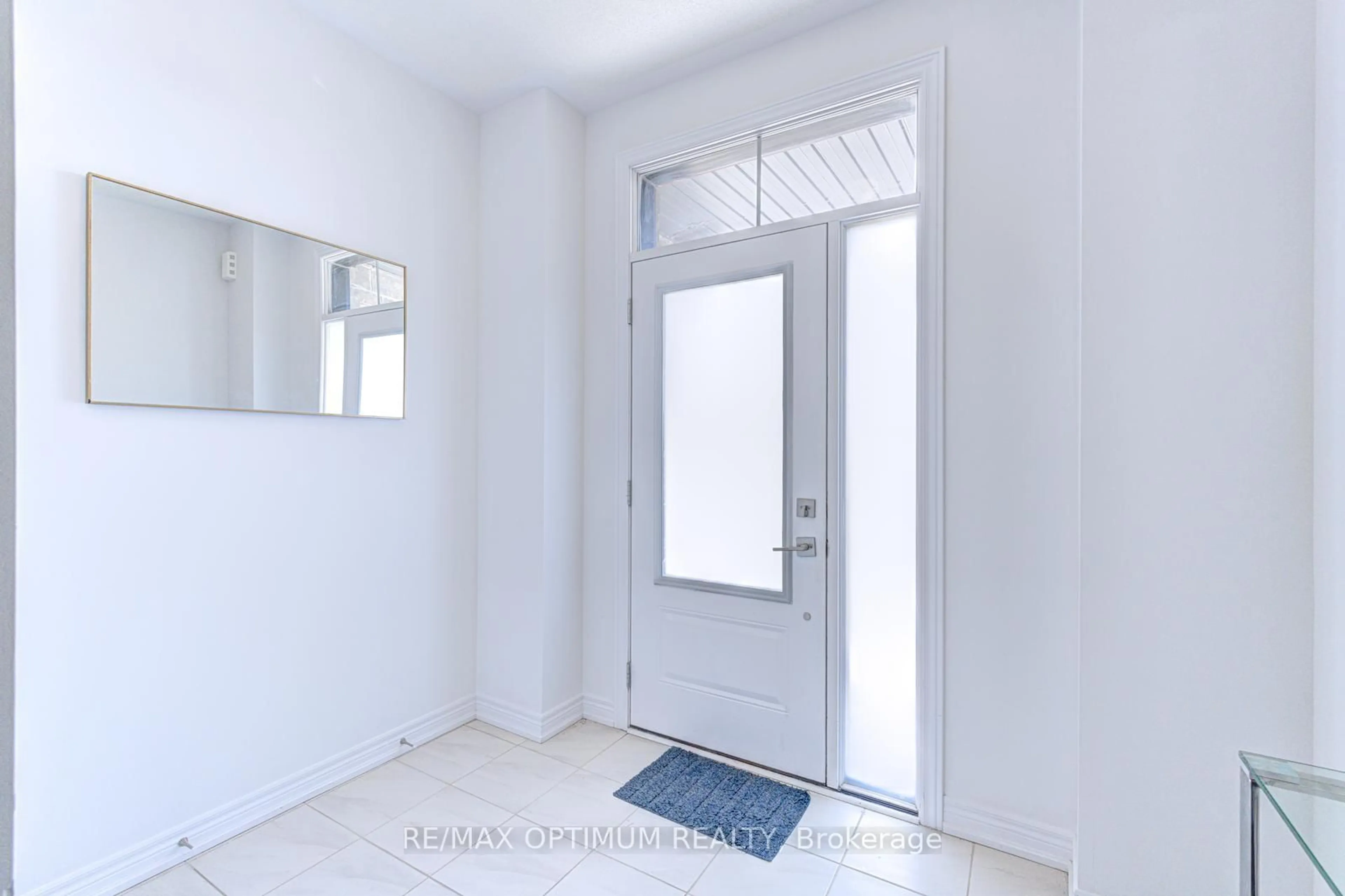 Indoor entryway for 137 Fenchurch Manr, Barrie Ontario L9J 0B7