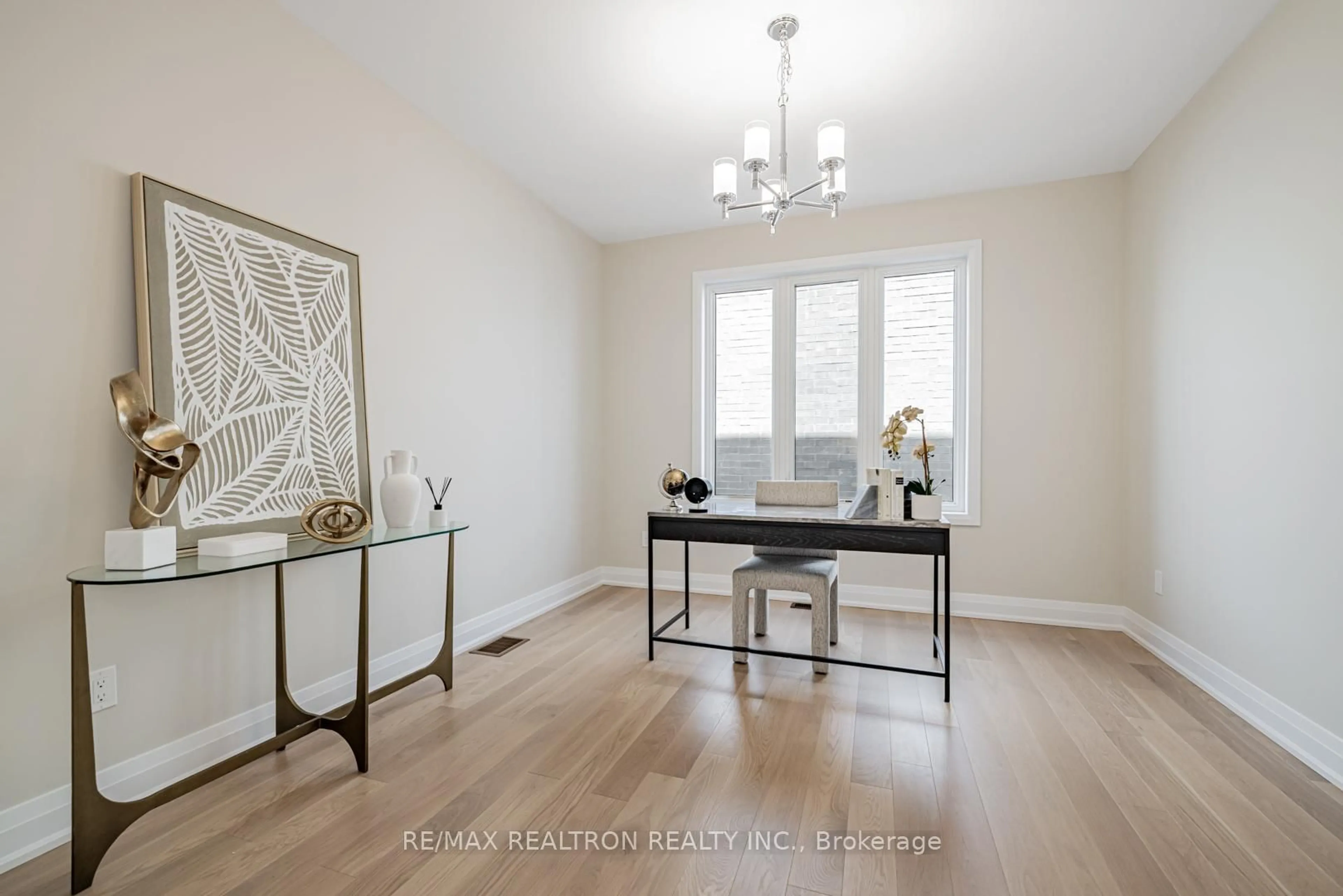 Indoor entryway for 113 CALYPSO Ave, Springwater Ontario L9X 2C9