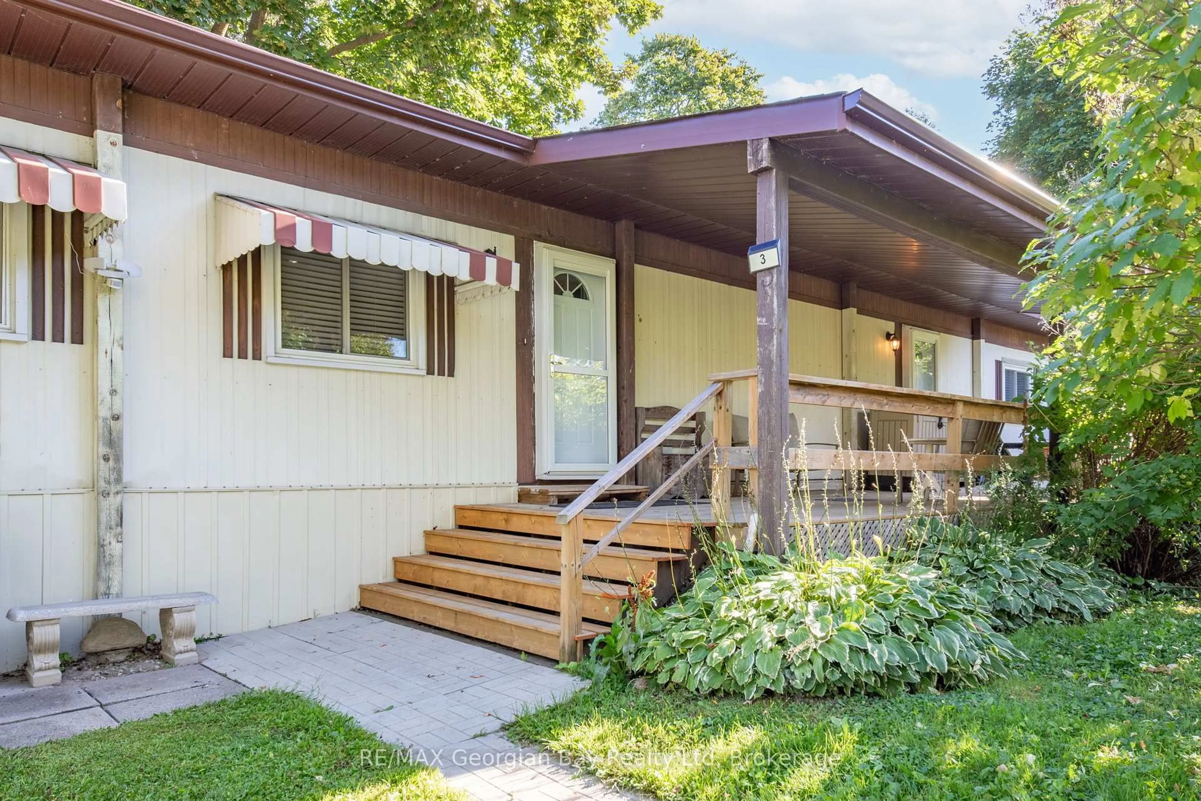 Home with vinyl exterior material, street for 3 Lakeshore Rd, Midland Ontario L4R 0B9