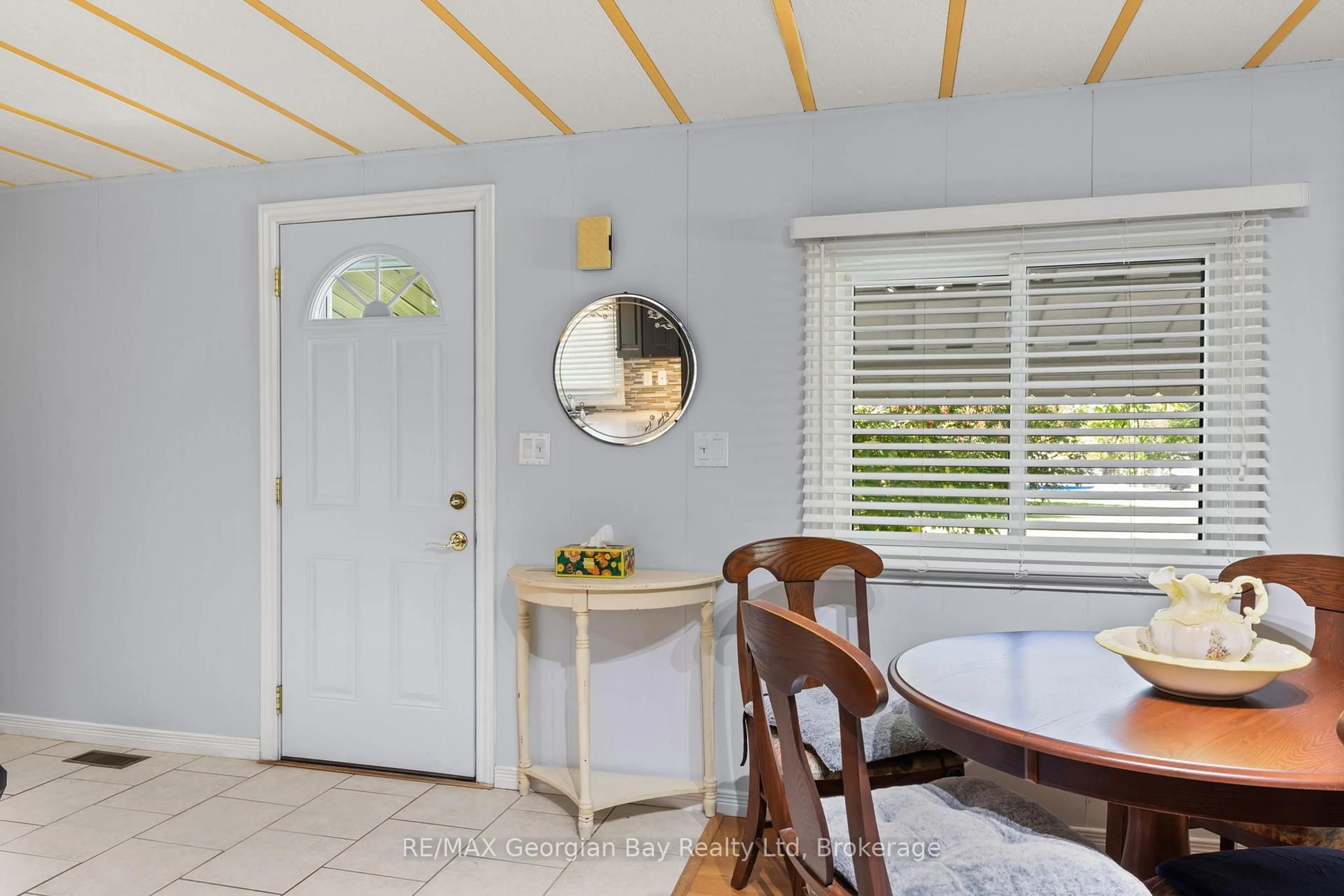 Indoor entryway for 3 Lakeshore Rd, Midland Ontario L4R 0B9