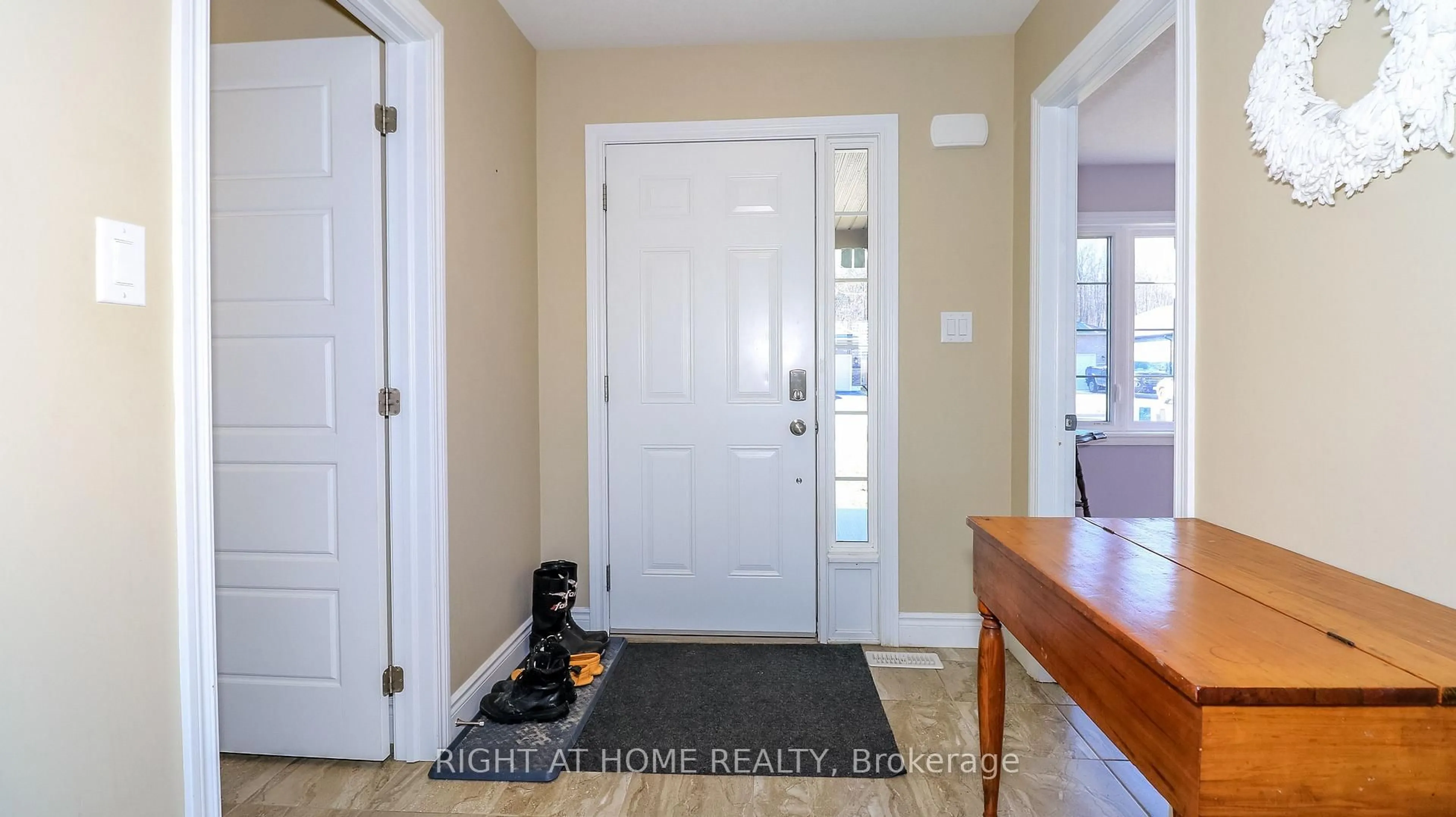 Indoor entryway for 28 Hunter Ave, Tay Ontario L0K 2A0