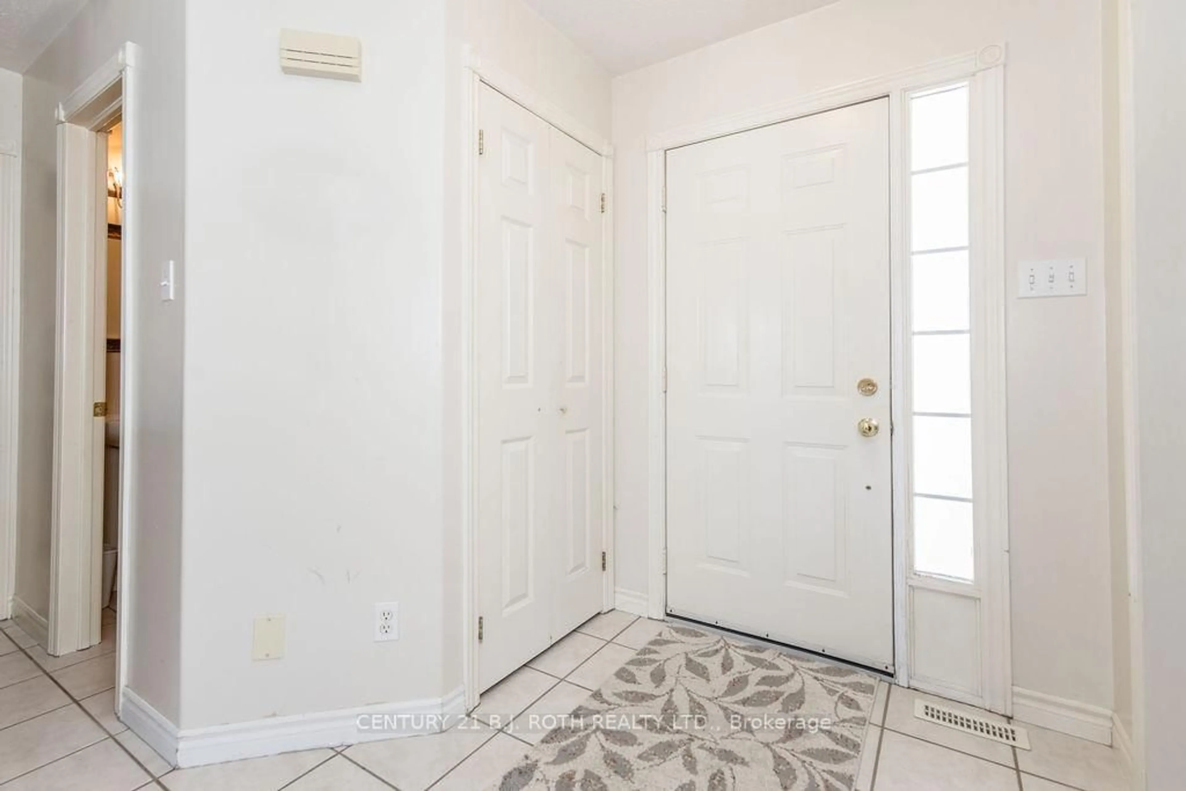 Indoor entryway for 212 Pringle Dr, Barrie Ontario L4N 0P5