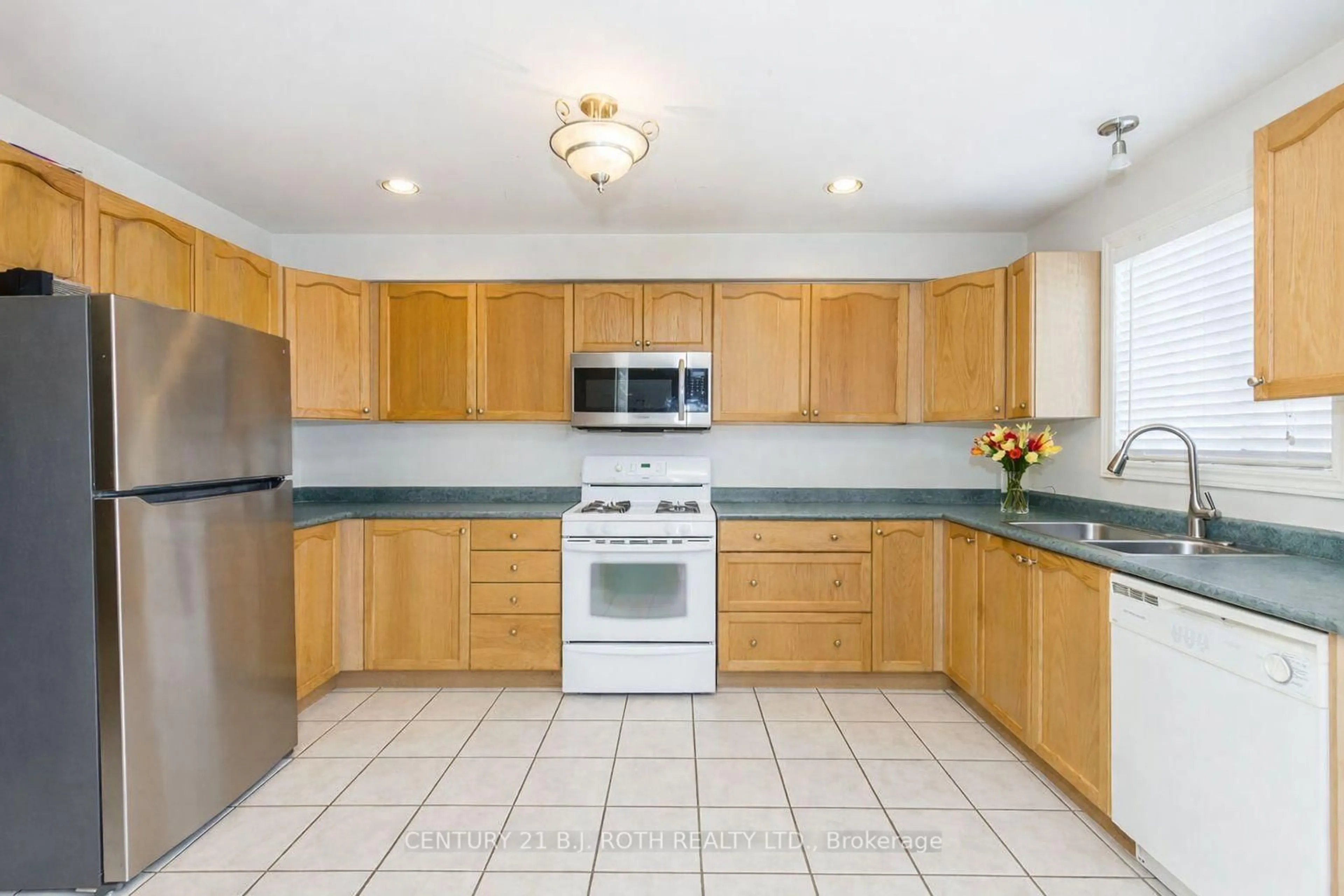Standard kitchen, ceramic/tile floor for 212 Pringle Dr, Barrie Ontario L4N 0P5