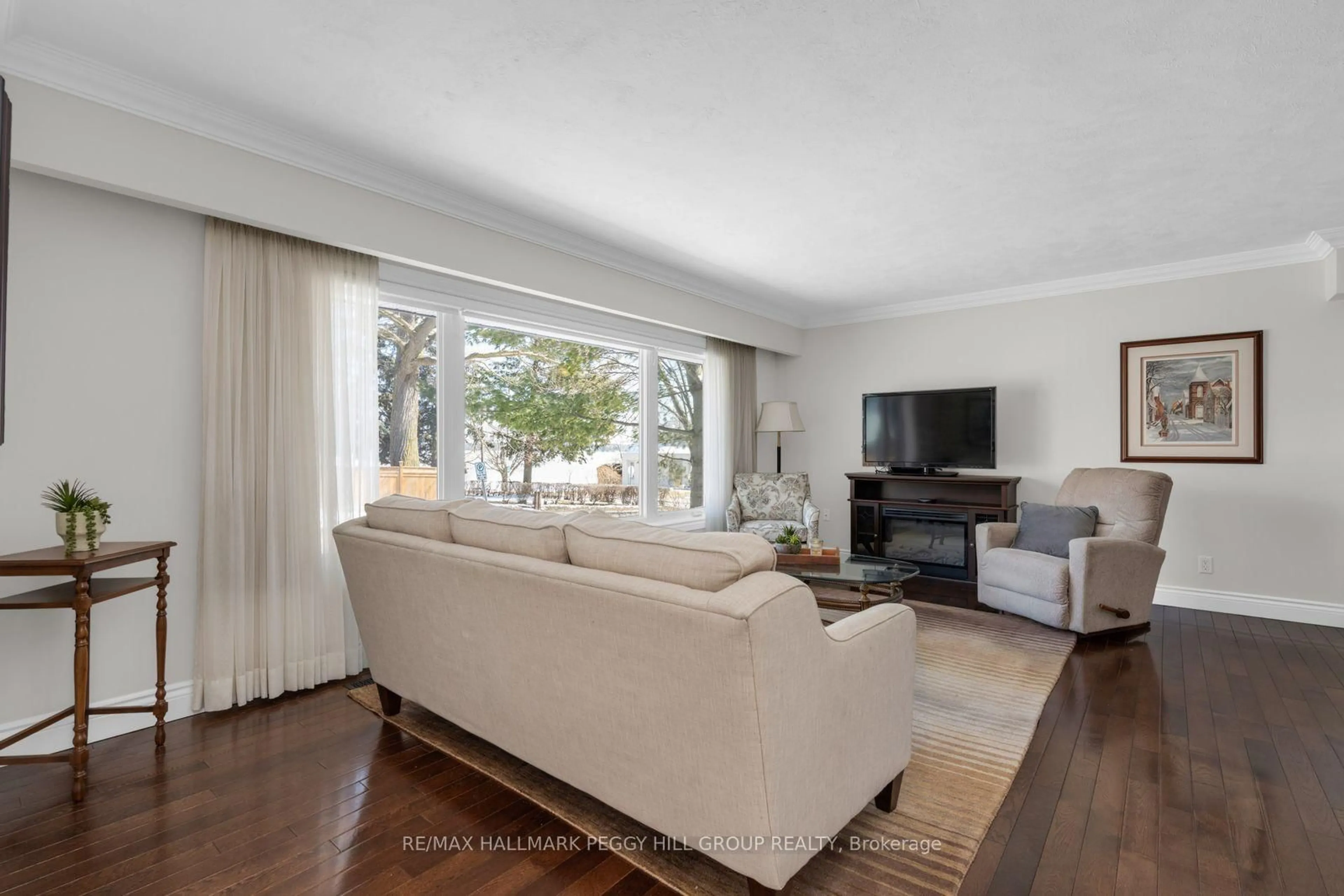 Living room with furniture, unknown for 10 Duckworth St, Barrie Ontario L4M 3V8