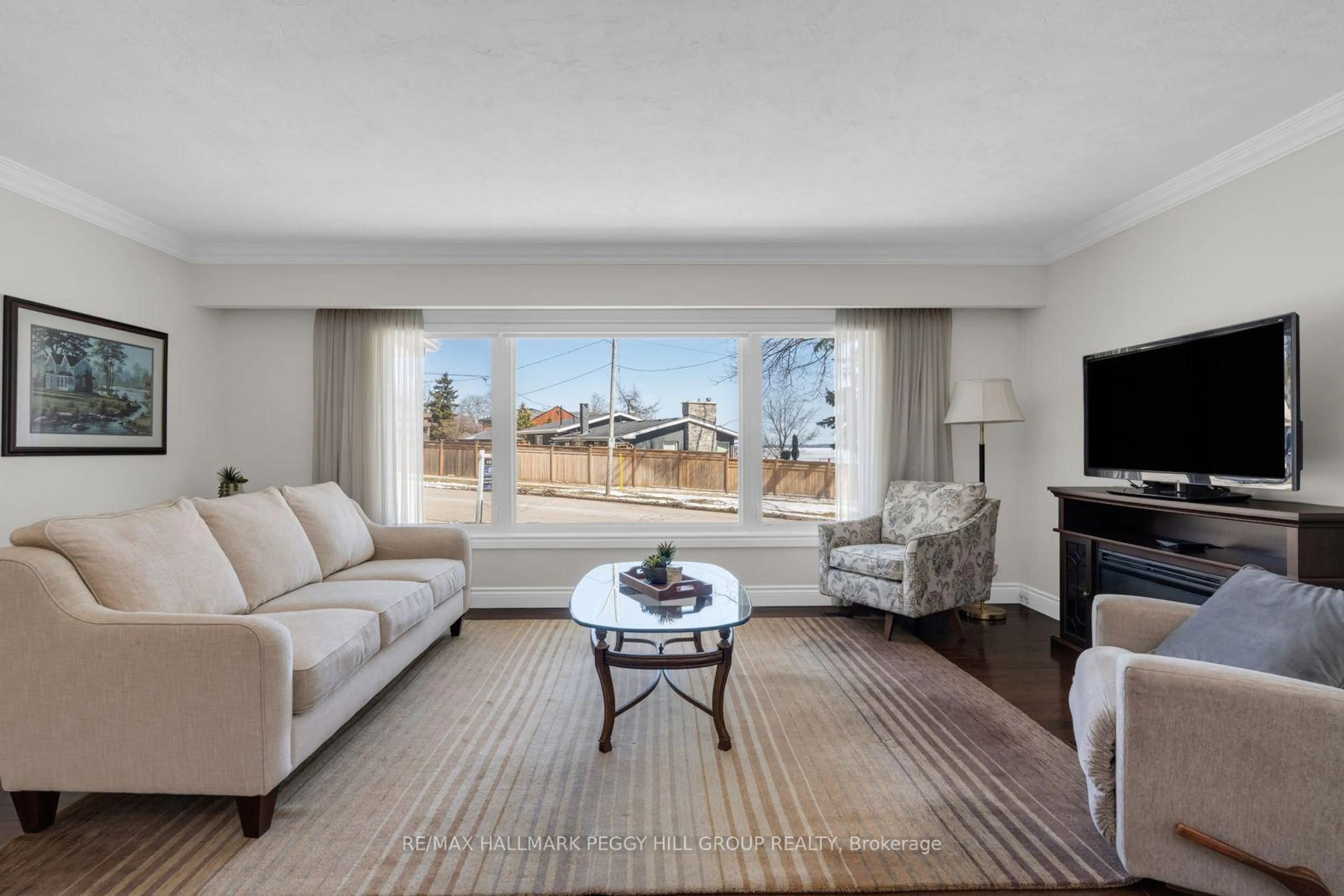 Living room with furniture, unknown for 10 Duckworth St, Barrie Ontario L4M 3V8