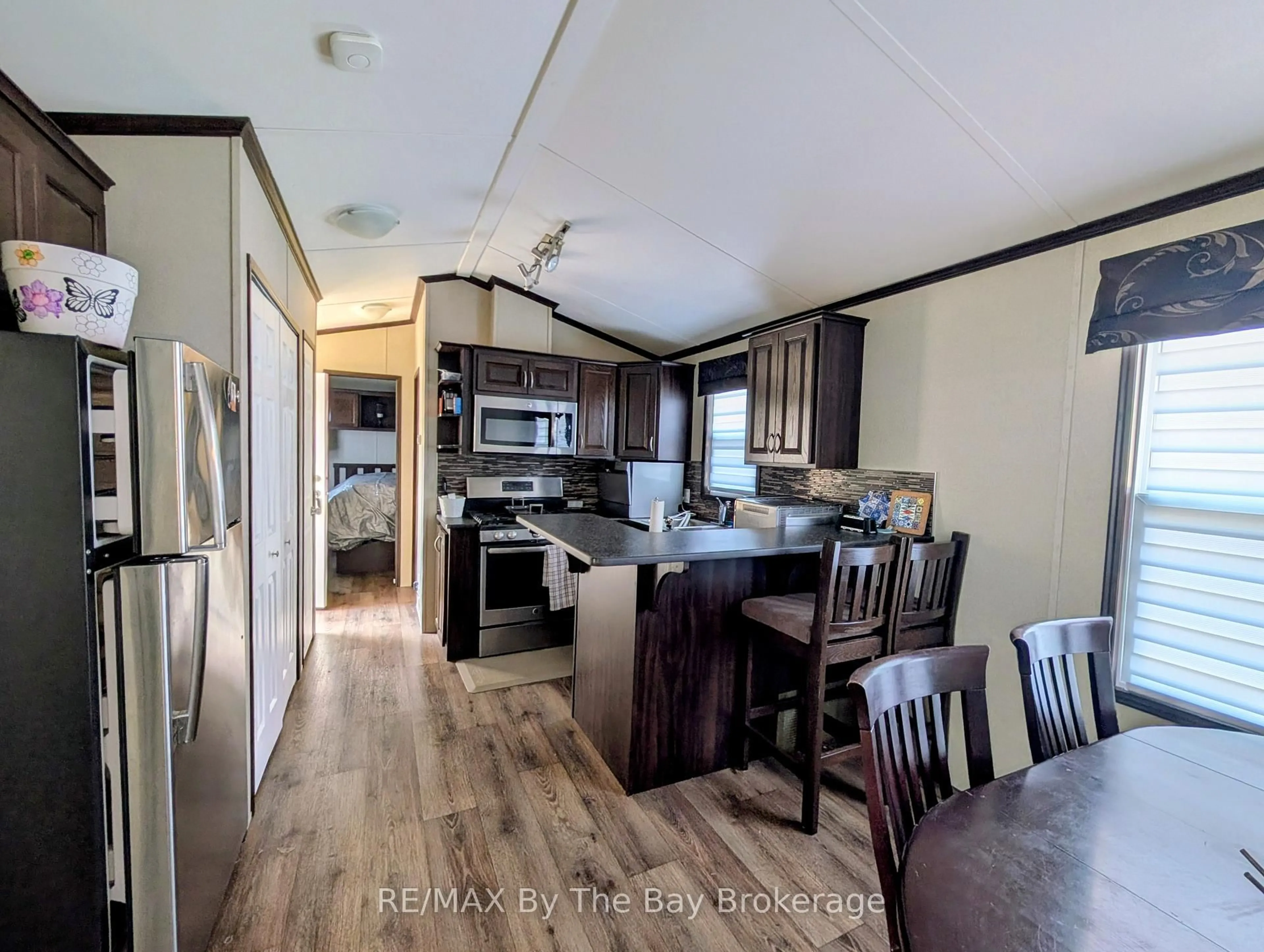 Open concept kitchen, wood/laminate floor for 42 TEMAGAMI Tr, Wasaga Beach Ontario L9Z 1X7