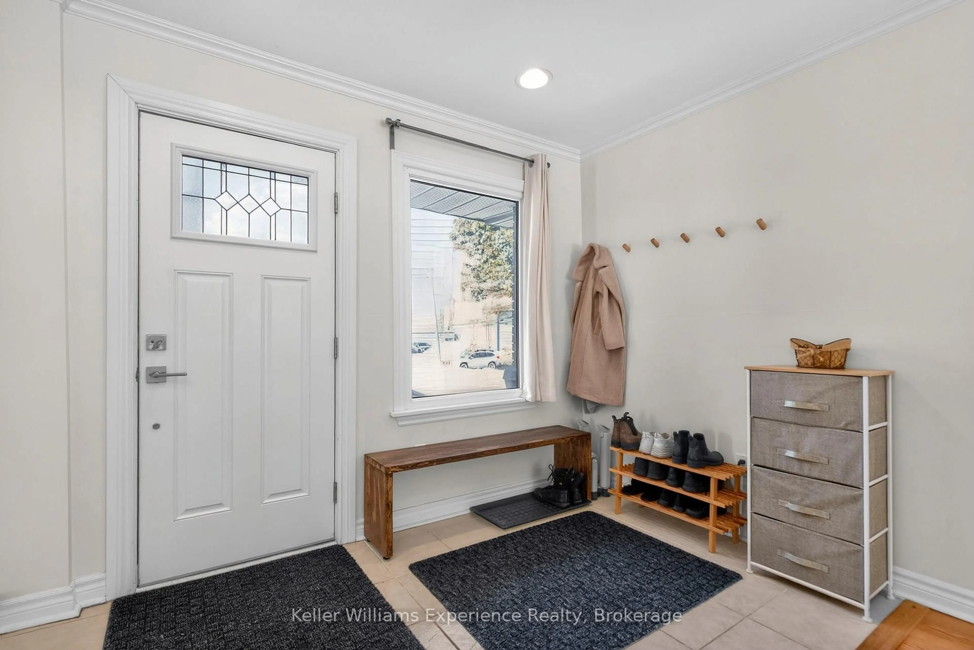 Indoor entryway for 557 Hugel Ave, Midland Ontario L4R 1W1