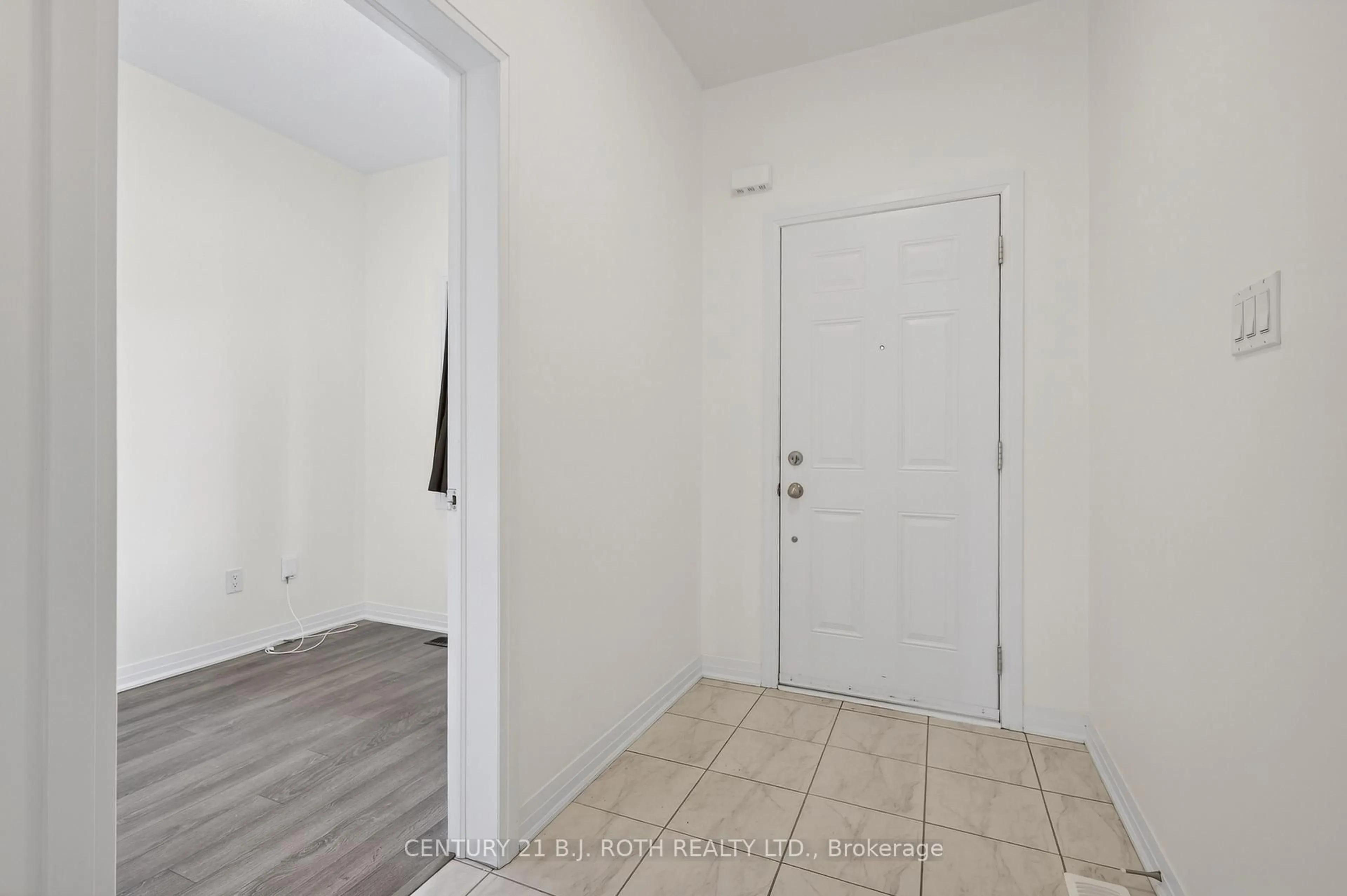 Indoor entryway for 17 BEDFORD ESTATES Cres, Barrie Ontario L4N 9K5