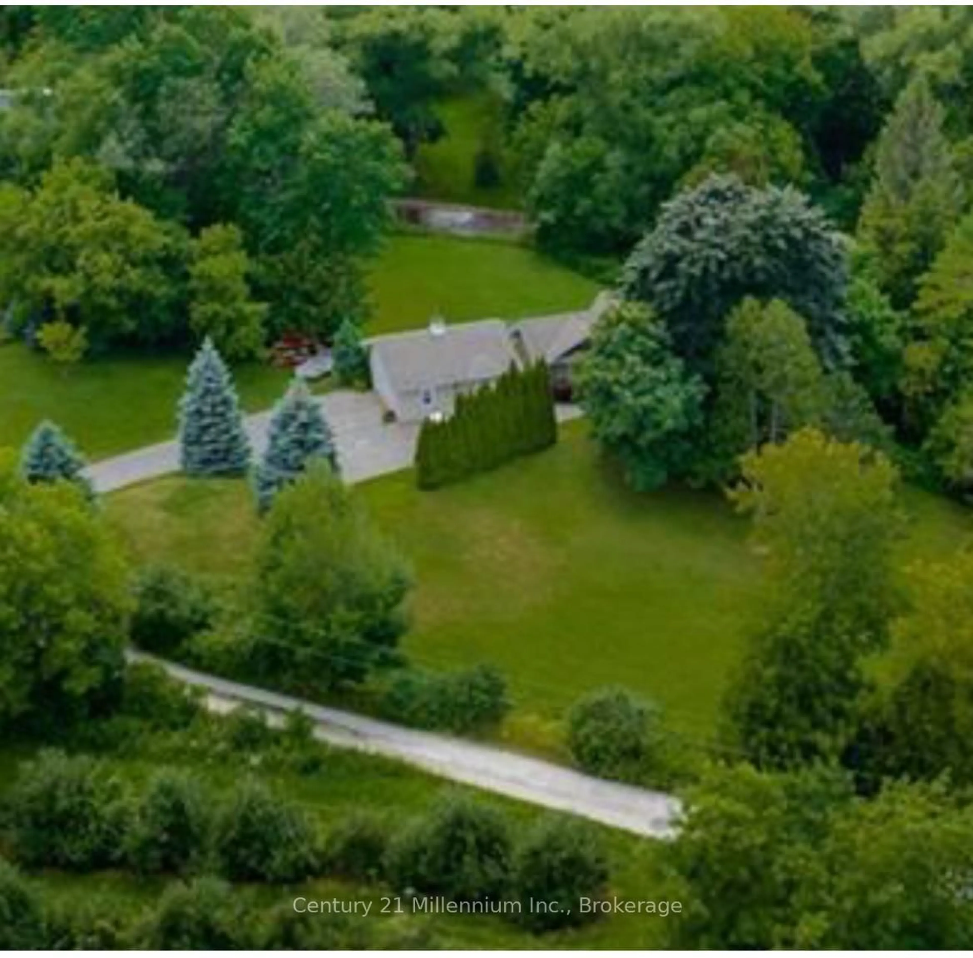 A pic from outside/outdoor area/front of a property/back of a property/a pic from drone, unknown for 640 Mountain Rd, Collingwood Ontario L9Y 5G3