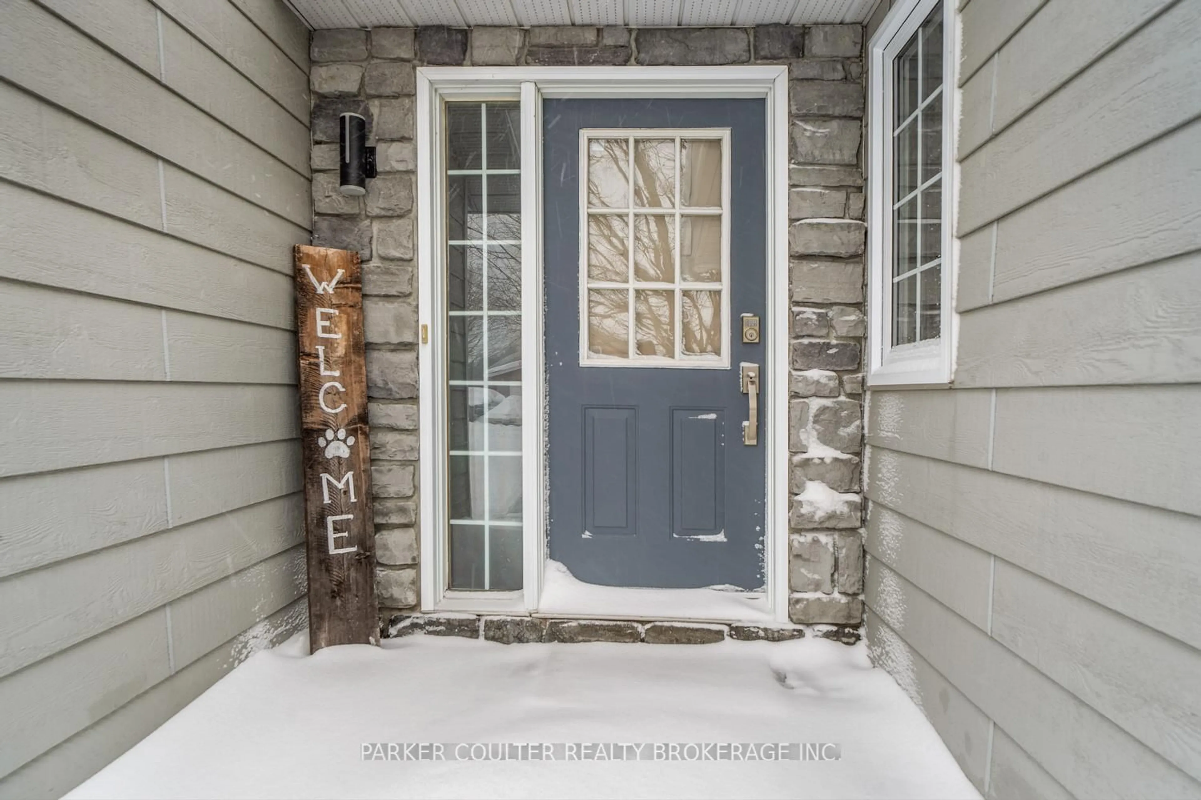 Indoor entryway for 5 Pommel Pl, Penetanguishene Ontario L9M 1J7
