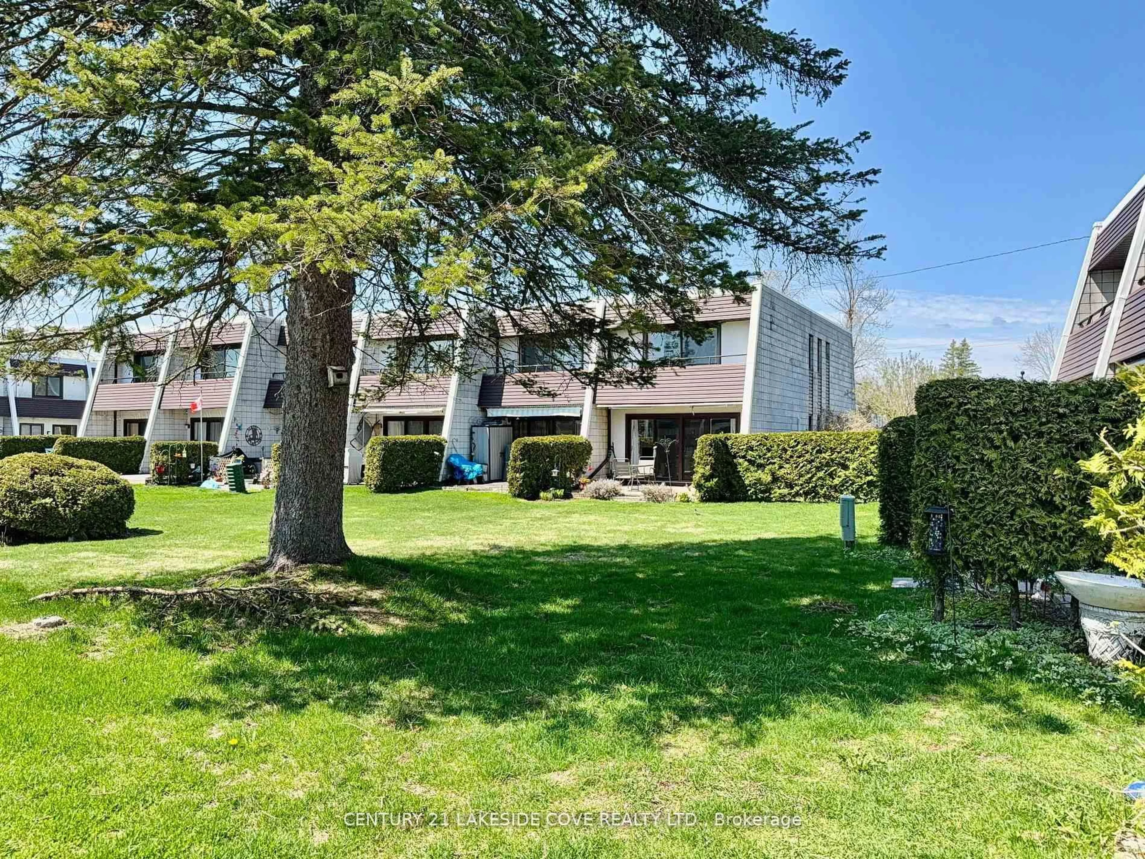 A pic from outside/outdoor area/front of a property/back of a property/a pic from drone, unknown for 1 Paradise Blvd #Unit 27, Ramara Ontario L0K 1B0