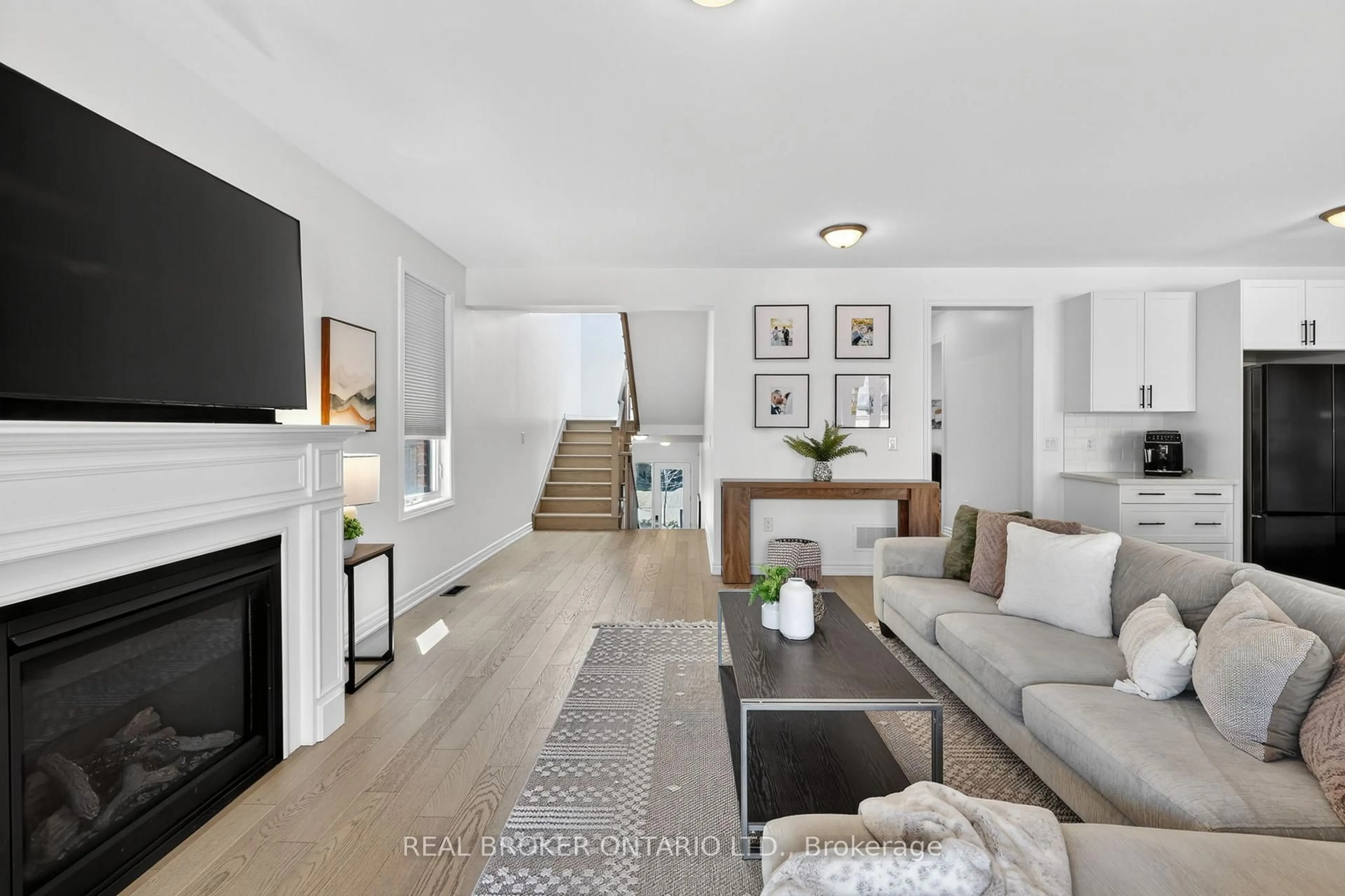 Living room with furniture, unknown for 3021 Sierra Dr, Orillia Ontario L3V 8L9