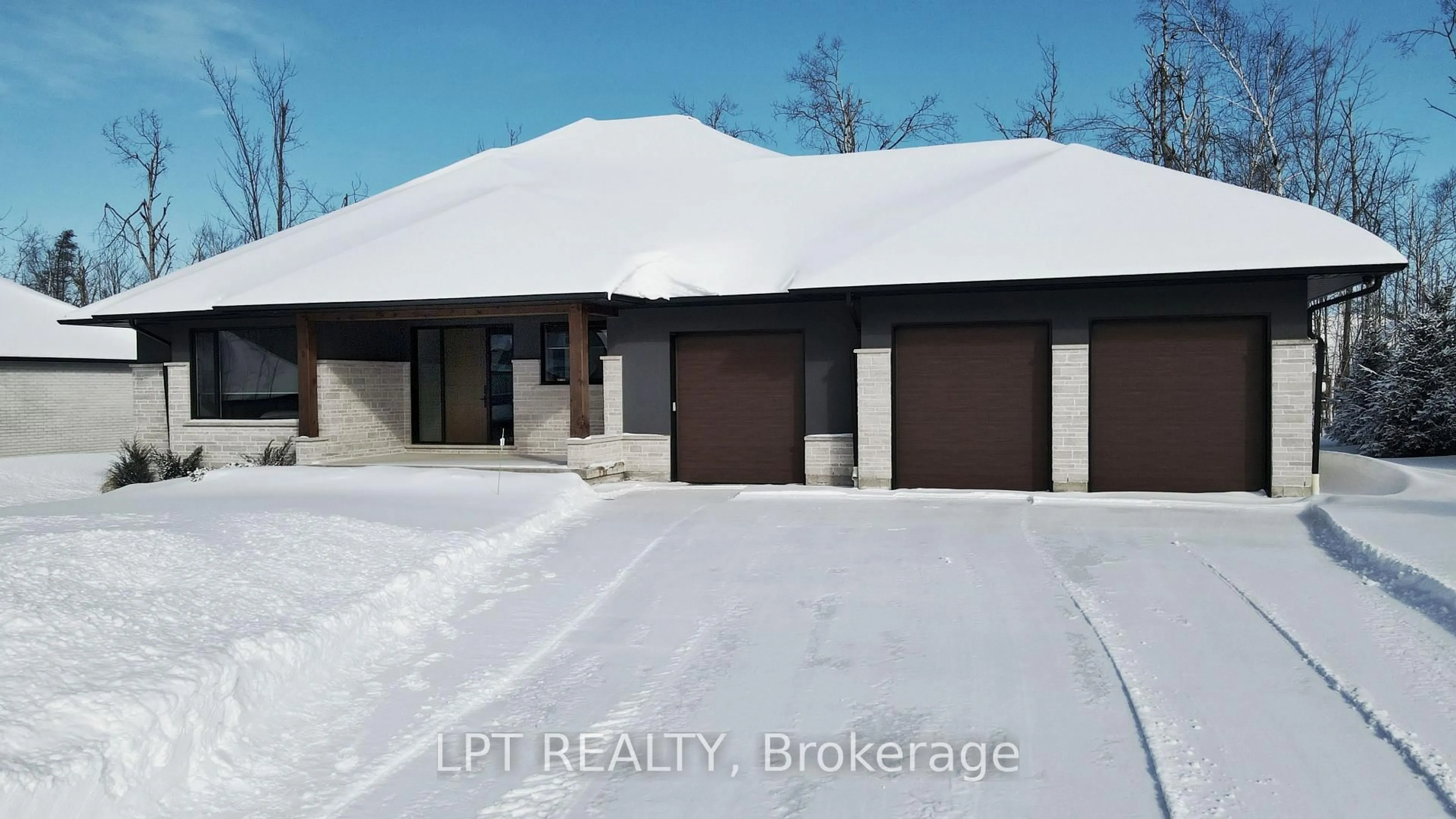 Indoor garage for 15 Byers St, Springwater Ontario L9X 2A3