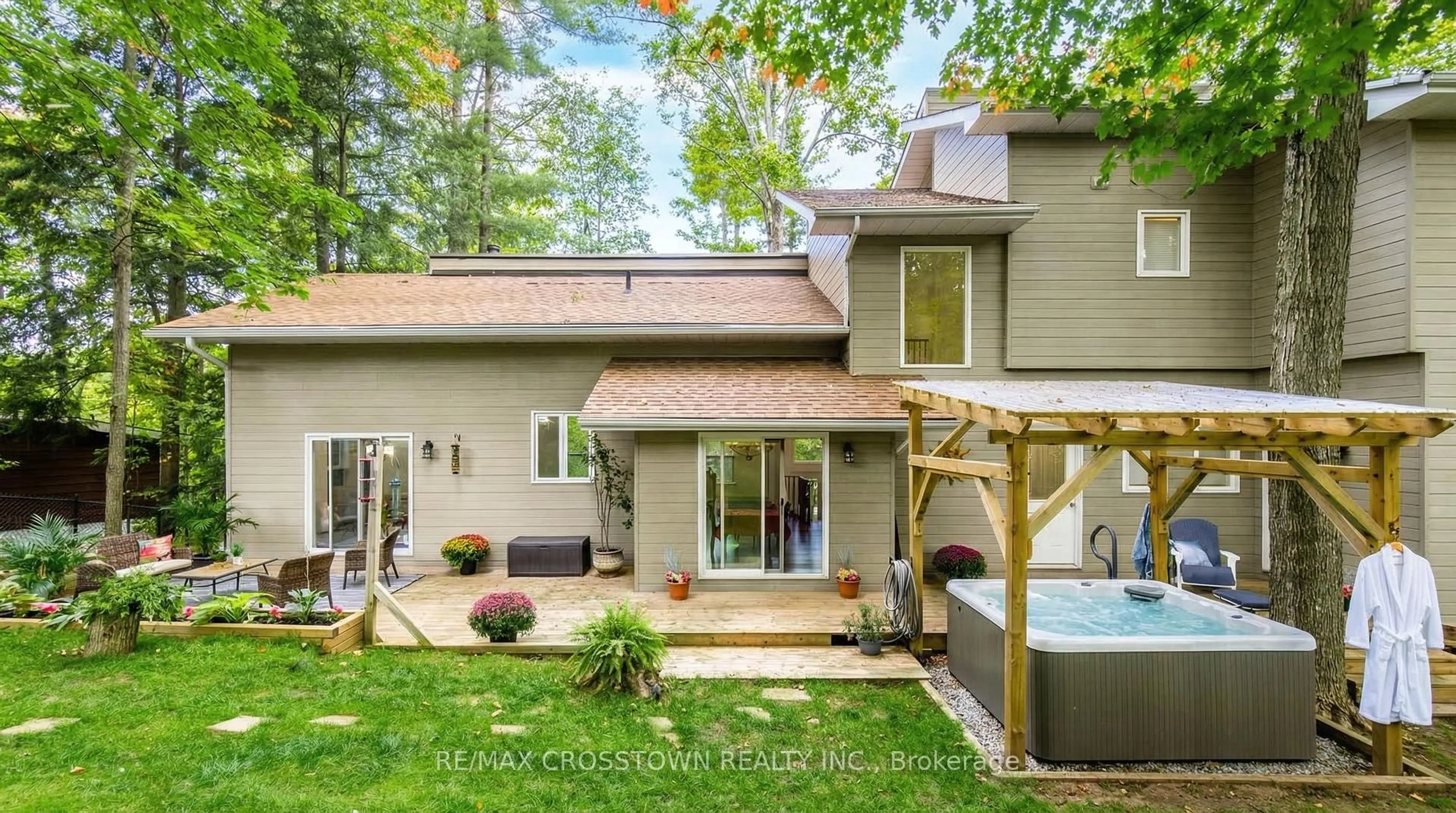 Patio, unknown for 10 Beechwood Rd, Oro-Medonte Ontario L4M 4Y8