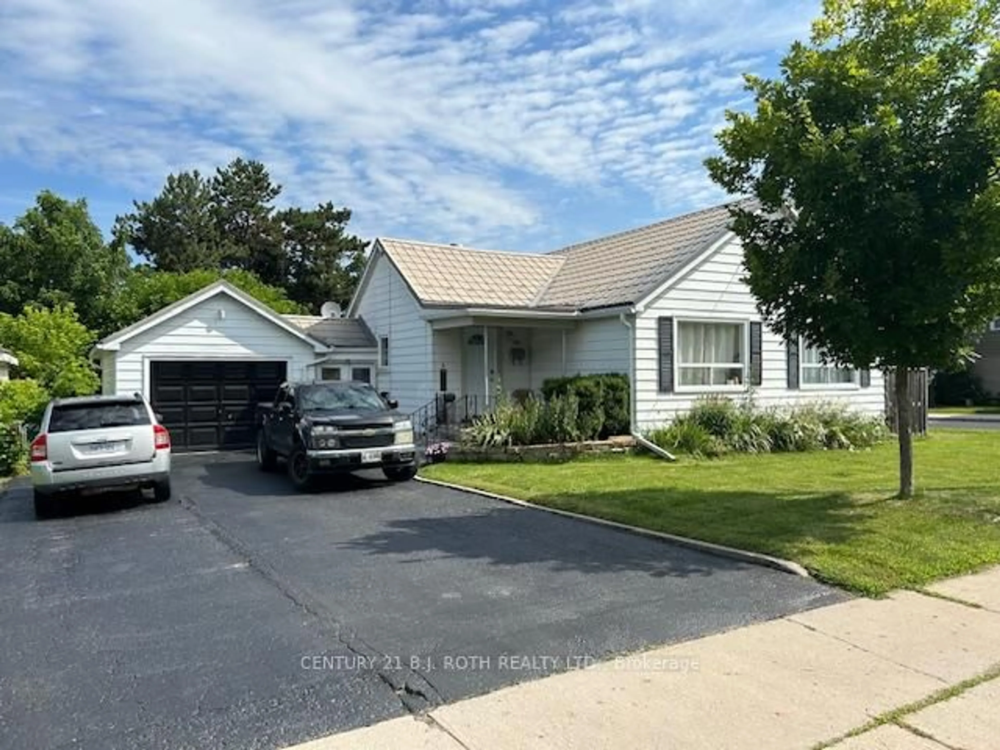 Home with vinyl exterior material, street for 121 Cumberland St, Barrie Ontario L4N 2P8