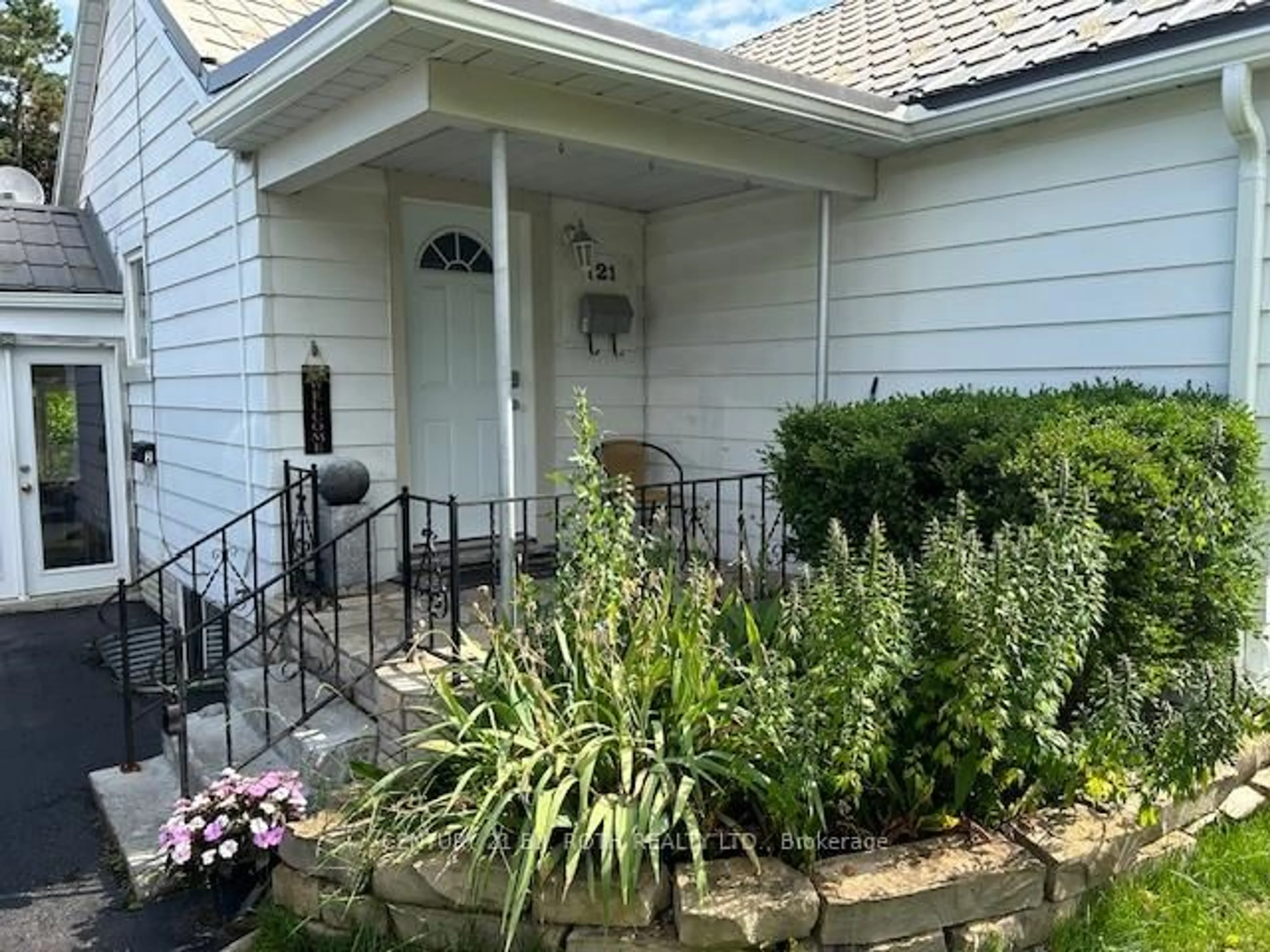 Indoor entryway for 121 Cumberland St, Barrie Ontario L4N 2P8