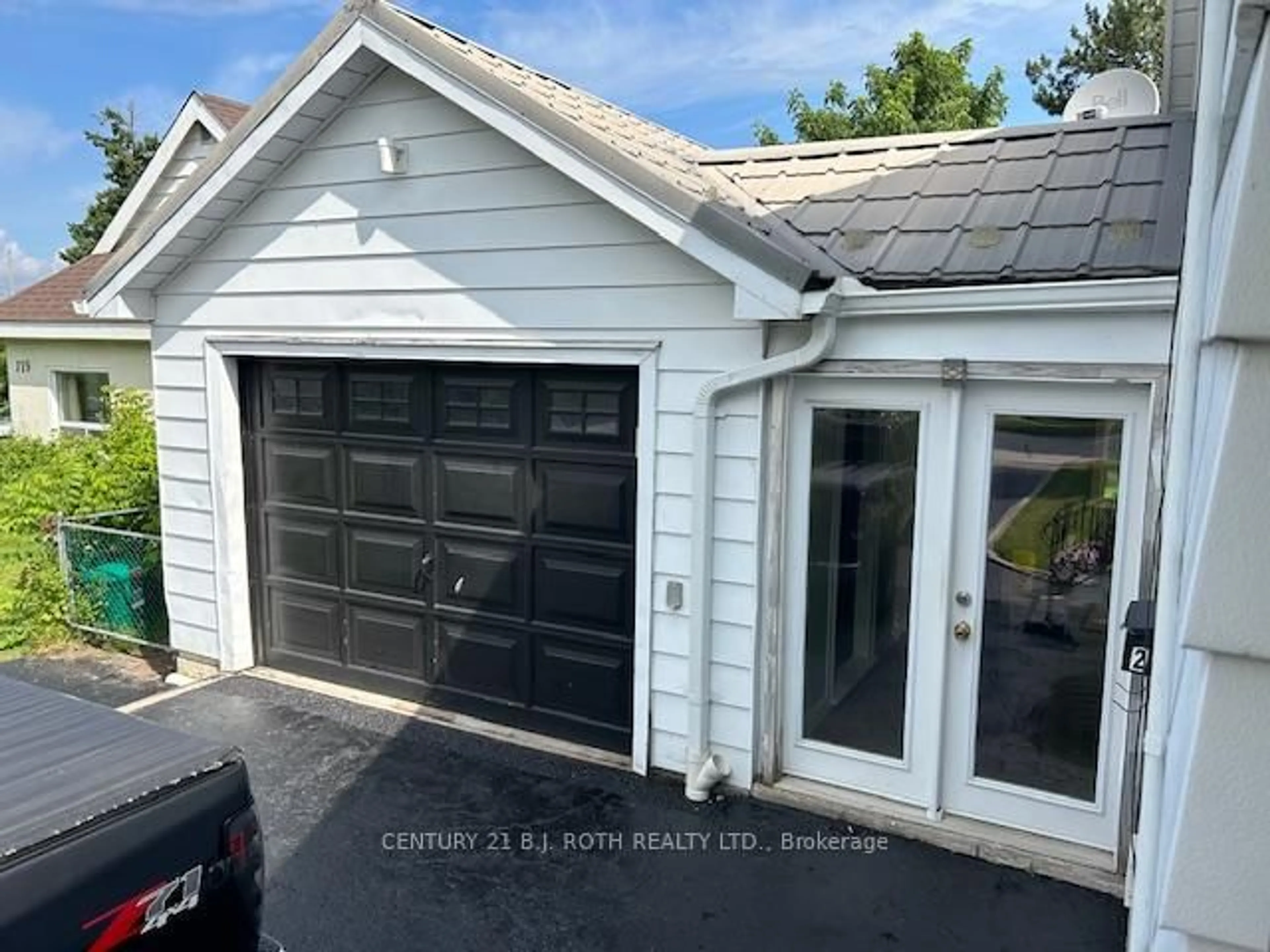 Indoor garage for 121 Cumberland St, Barrie Ontario L4N 2P8