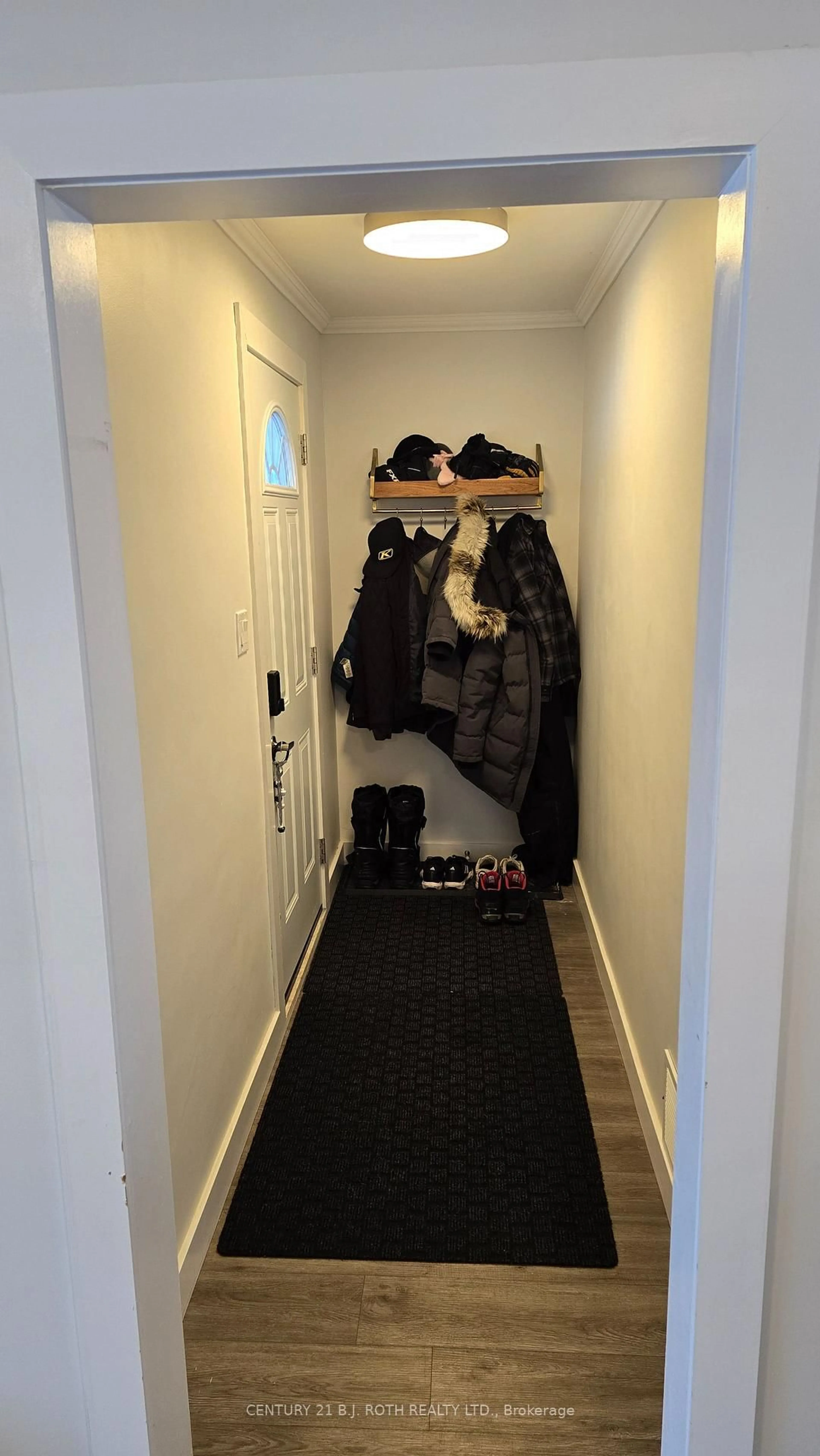 Indoor entryway for 121 Cumberland St, Barrie Ontario L4N 2P8