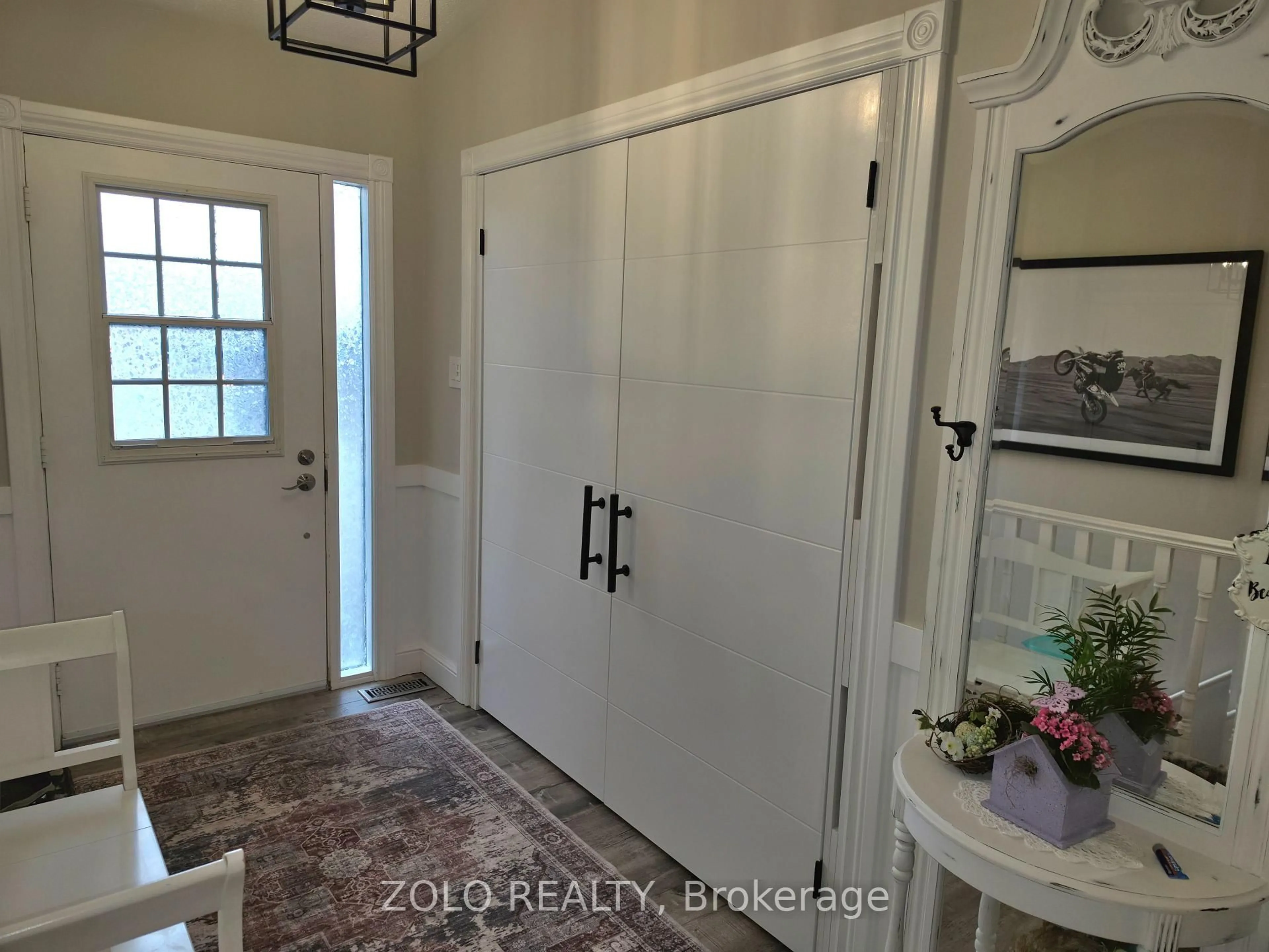 Indoor entryway for 28 Broadmoor Ave, Barrie Ontario L4N 3M9