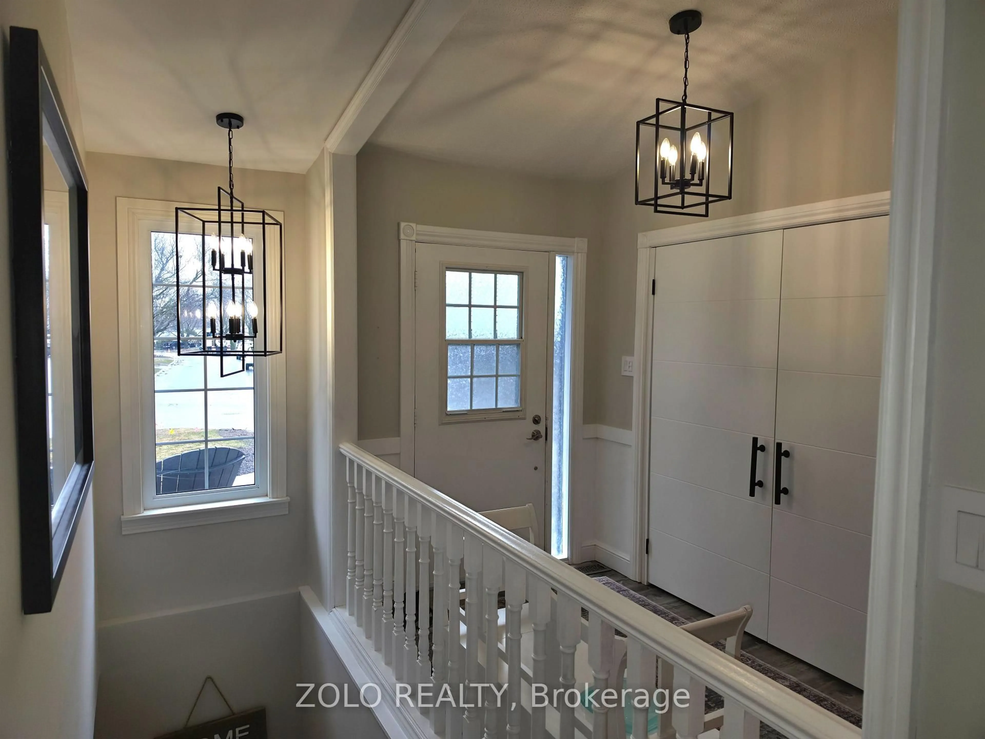 Indoor entryway for 28 Broadmoor Ave, Barrie Ontario L4N 3M9