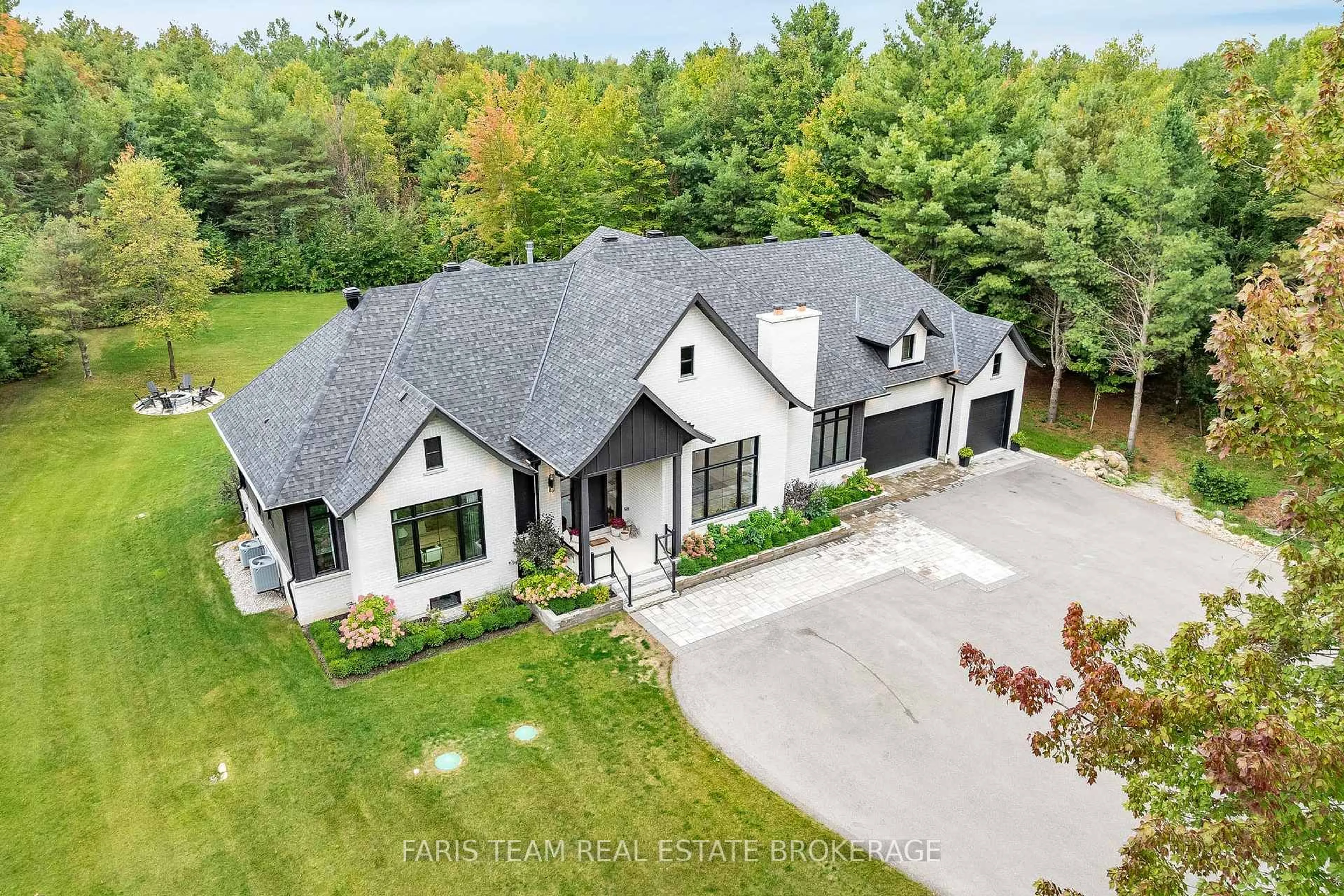 A pic from outside/outdoor area/front of a property/back of a property/a pic from drone, unknown for 4 Sycamore Circ, Springwater Ontario L0L 2K0