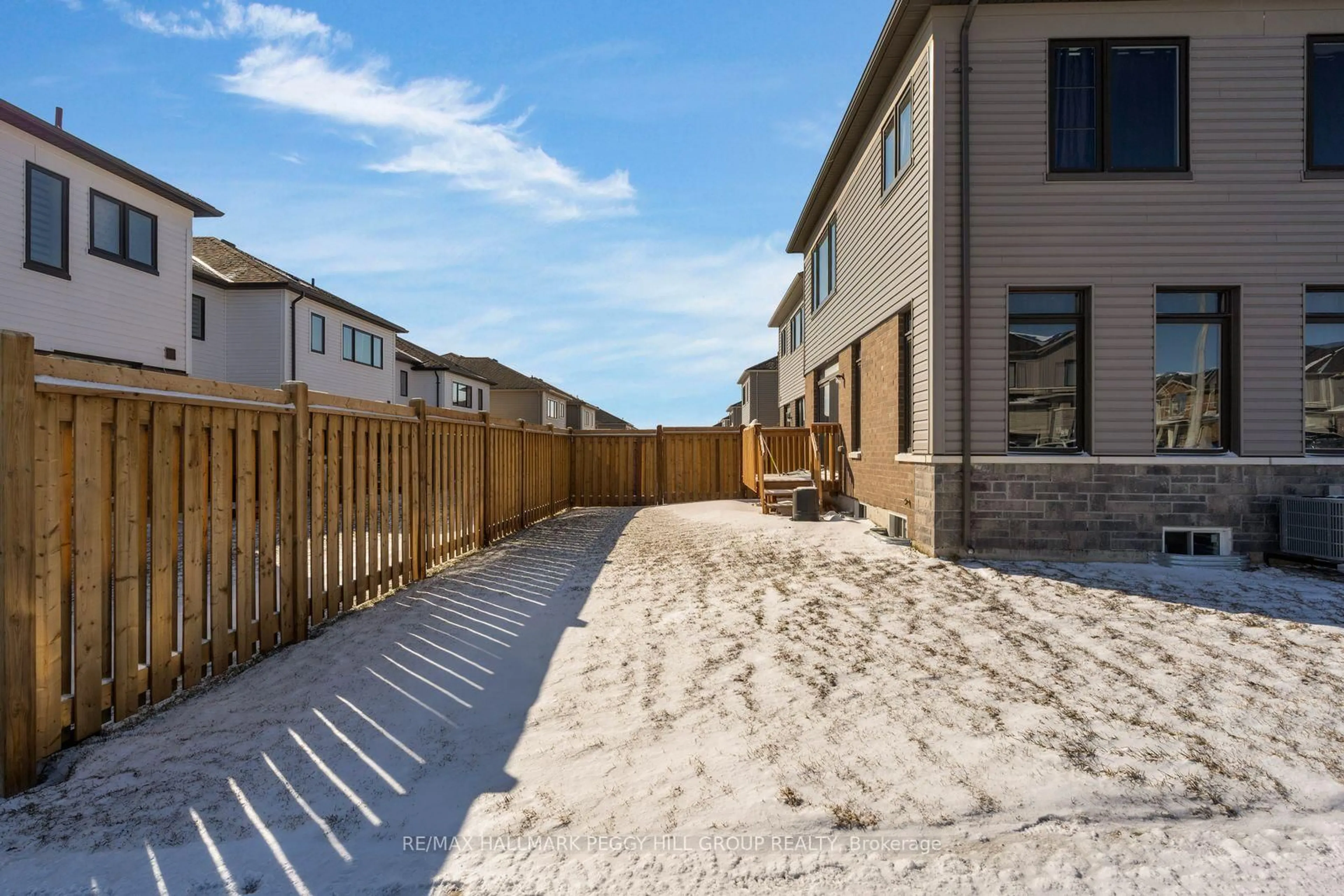 Patio, street for 52 Durham Ave, Barrie Ontario L9J 0W7