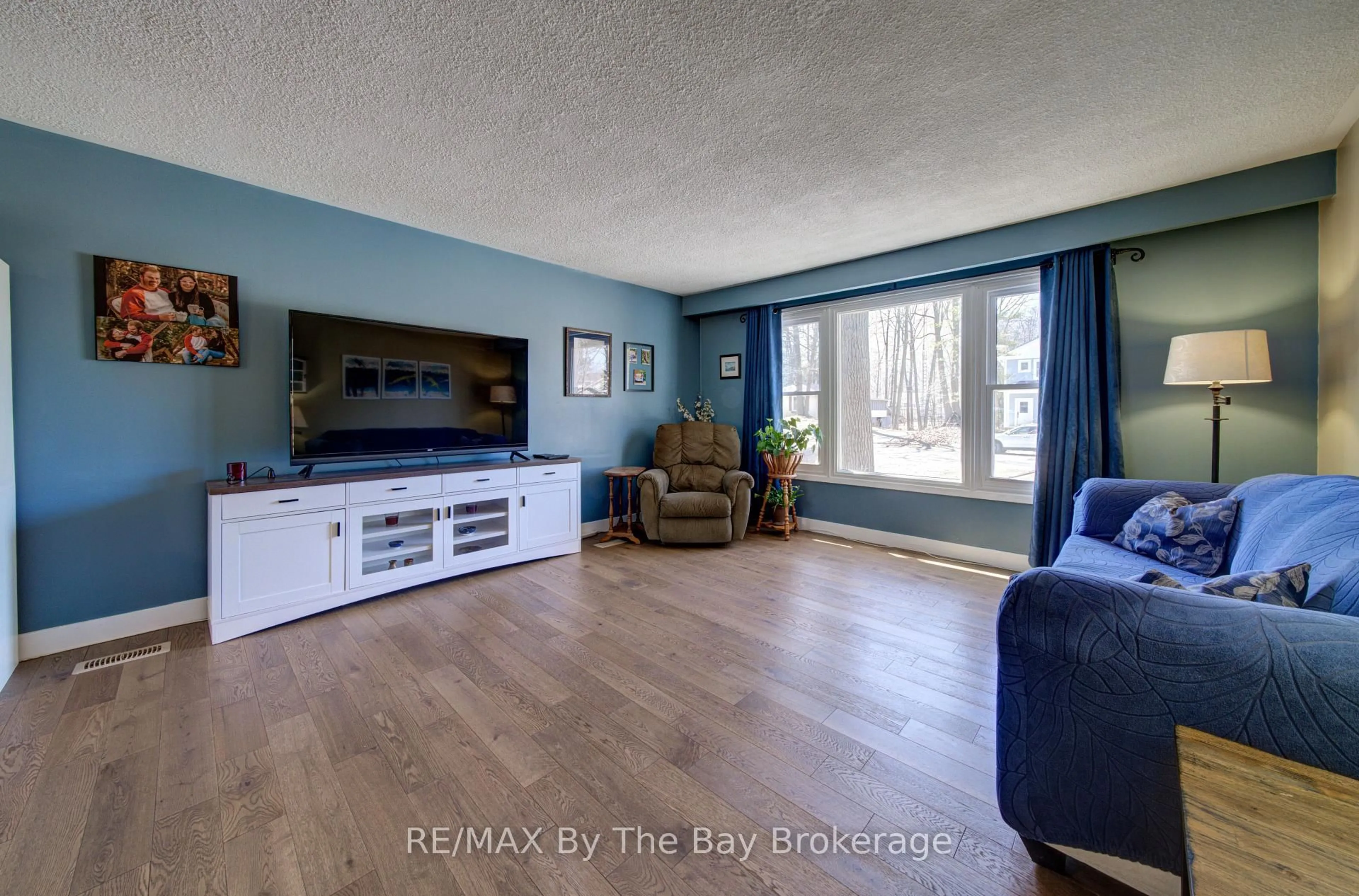 Living room with furniture, wood/laminate floor for 9 Frederick Dr, Wasaga Beach Ontario L9Z 1P9