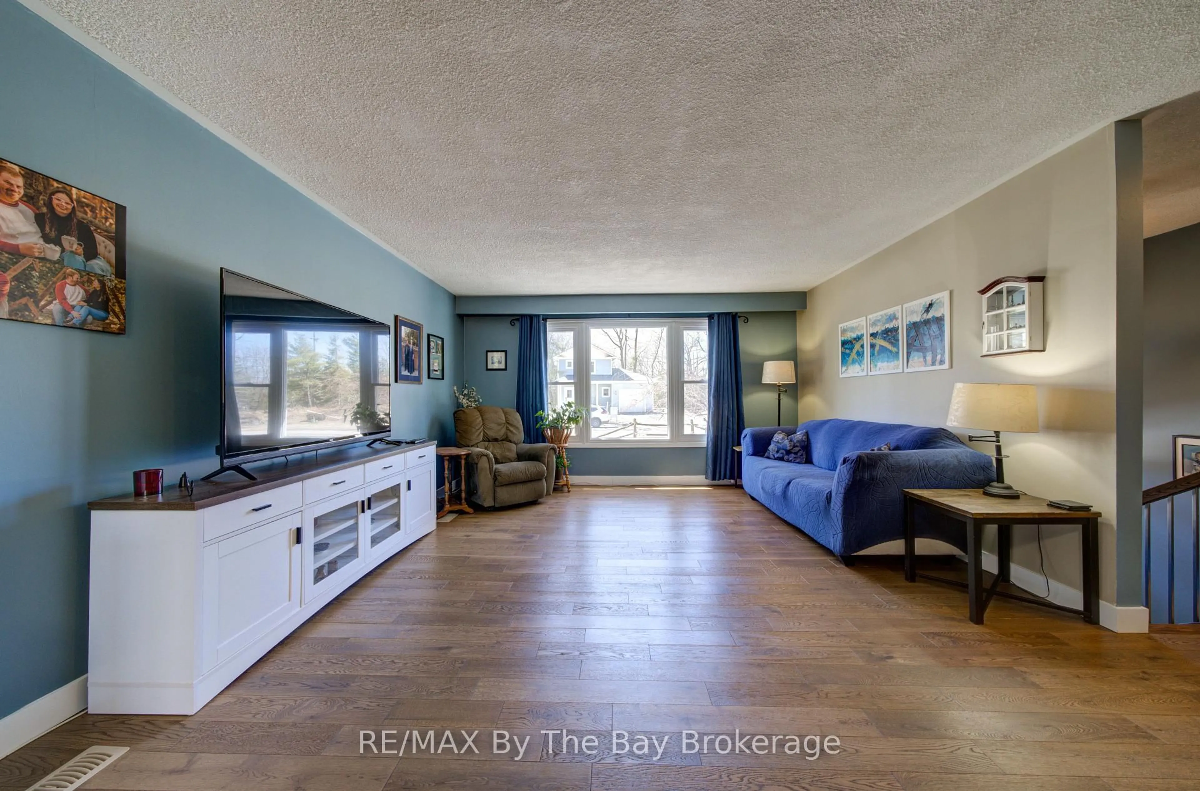 Living room with furniture, unknown for 9 Frederick Dr, Wasaga Beach Ontario L9Z 1P9